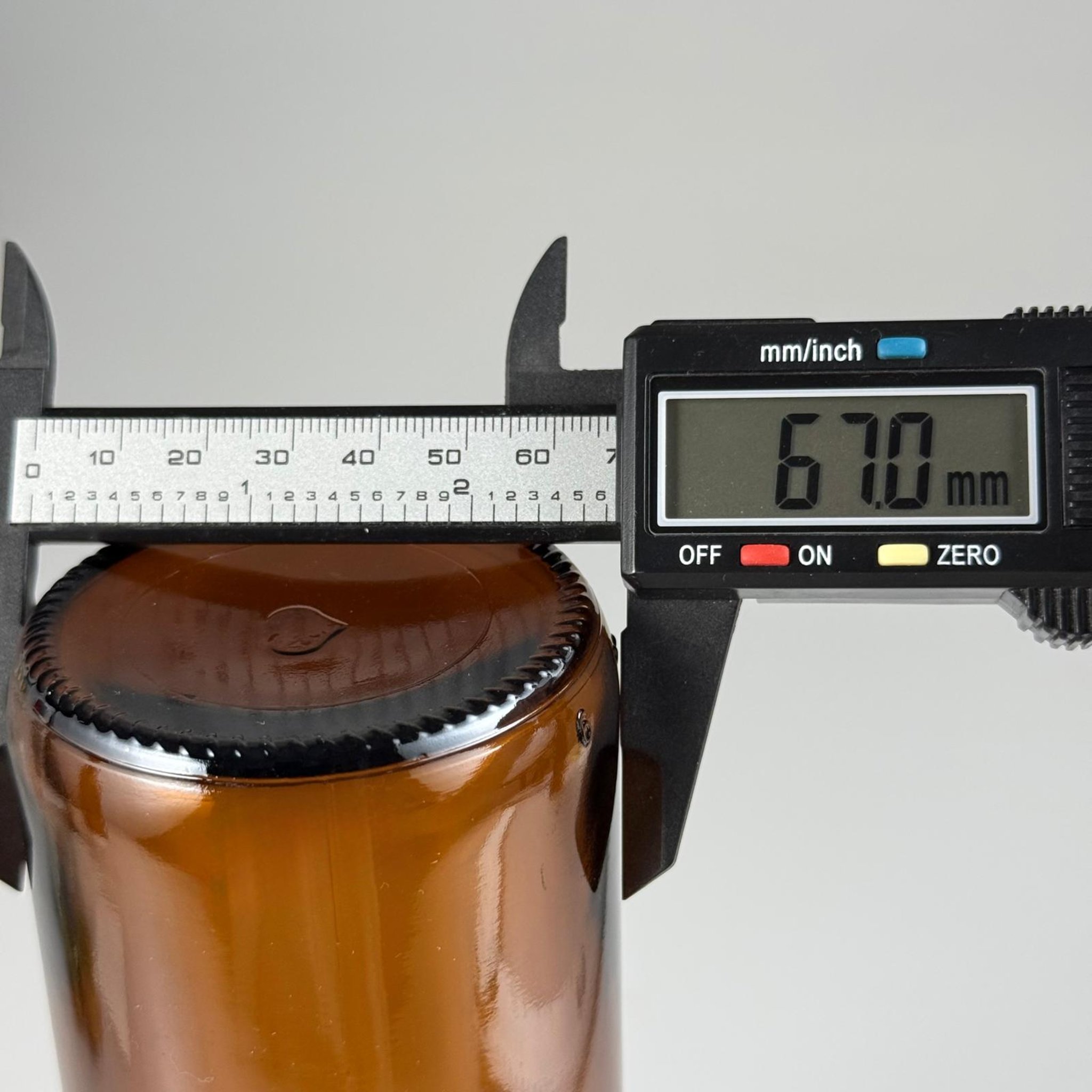 500 CC ENDÜSTRİYEL, KEVITA MODEL GENİŞ AĞIZLI AMBER CAM ŞİŞE - CONTALI SİYAH METAL KAPAKLI + KENDİNDEN YAPIŞKANLI KÖPÜK CONTALI TAKIM - 500 ML CAM KAHVERENGİ ECZA, ZEYTİNYAĞI, ÇEREZ, GRANÜR KAHVE, COLDBREW VB İÇİN ÇOK AMAÇLI CAM ŞİŞELER