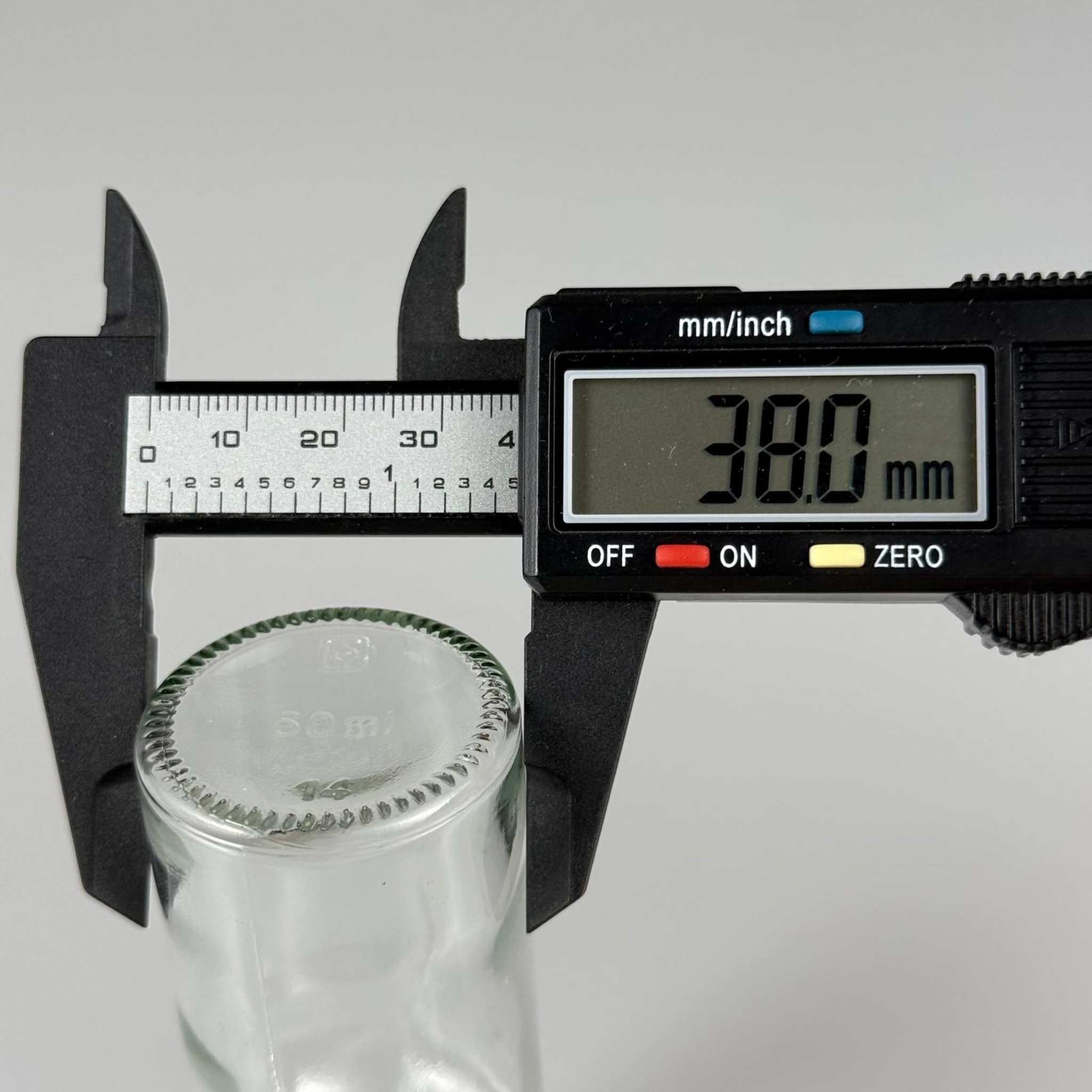 50 CC ŞEFFAF CAM ŞİŞE + KÖPÜK CONTALI GÜMÜŞ ALÜMİNYUM METAL KAPAKLI + KÖR TIPALI TAKIM - 50 ML ŞEFFAF CAM ŞİŞE