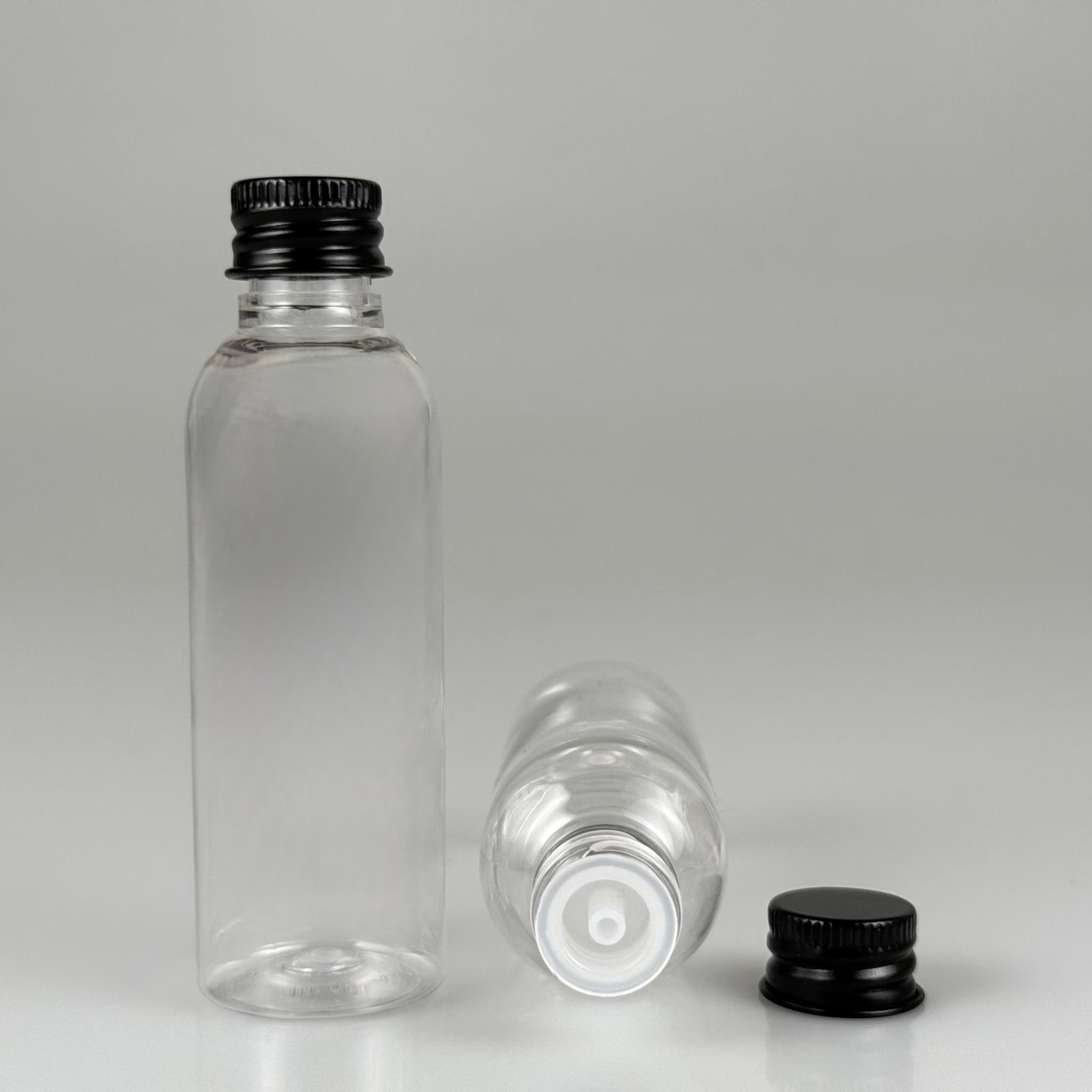 50 CC ŞEFFAF SİLİNDİR UZUN MODEL PET ŞİŞE + KÖPÜK CONTALI SİYAH ALÜMİNYUM METAL KAPAKLI + DAMLALIKLI KOLONYA TIPALI TAKIM - 50 ML PLASTİK ŞİŞE