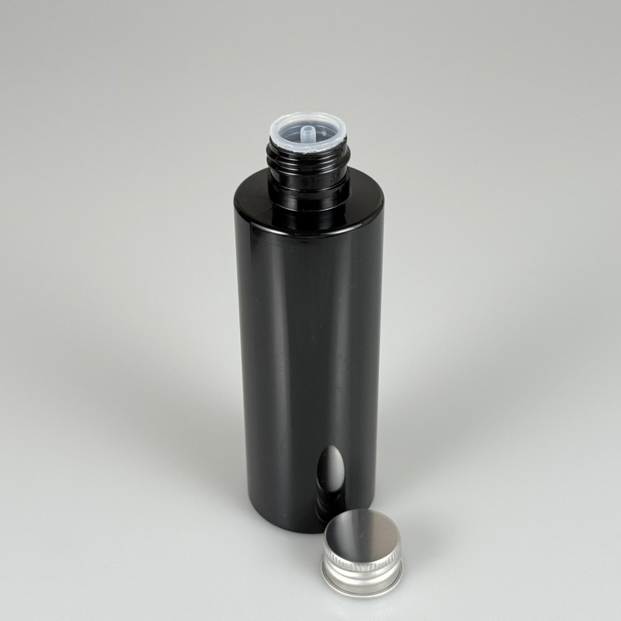 150 CC SİYAH SİLİNDİR MODEL PARLAK SERT PET ŞİŞE (24 AĞIZ) + KÖPÜK CONTALI GÜMÜŞ METAL ALÜMİNYUM KAPAK + KOLONYA TIPALI TAKIM - 150 ML KAPAKLI SİYAH PET ŞİŞELER