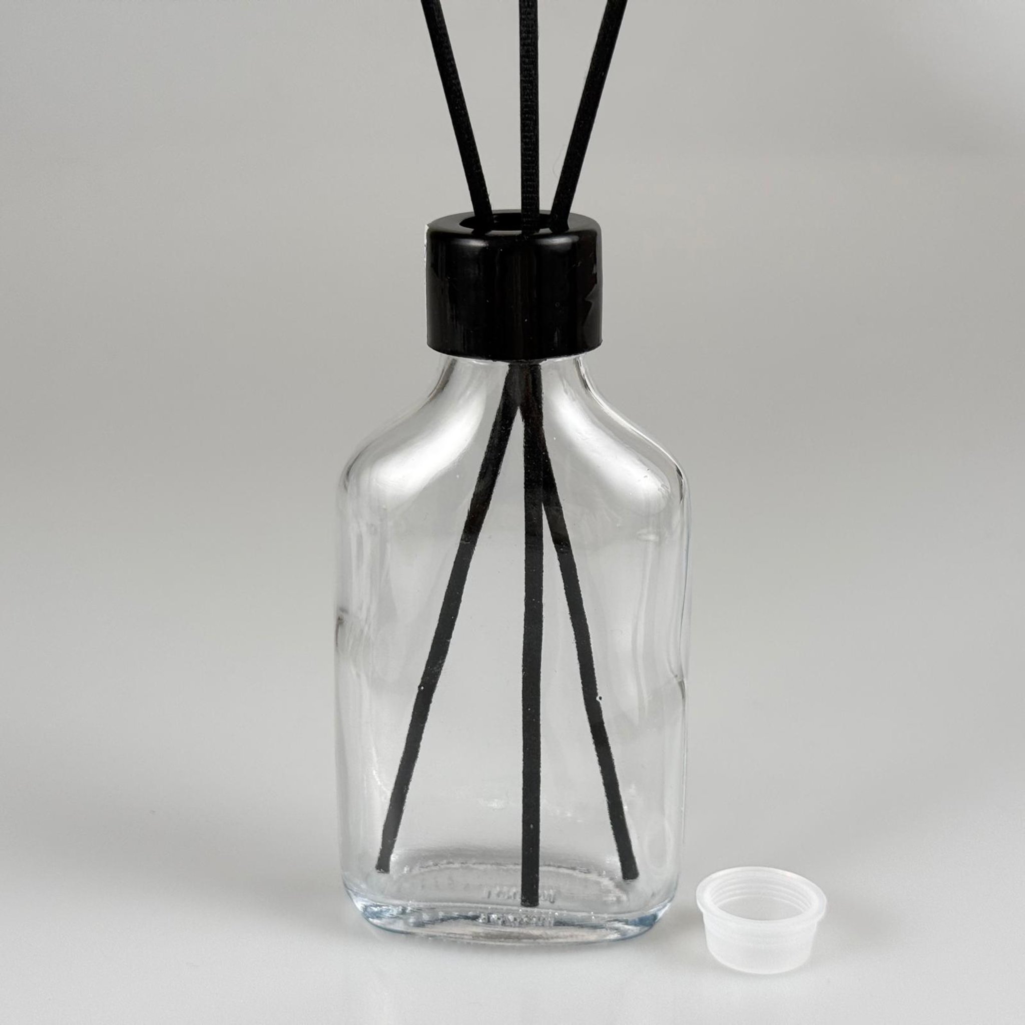 100 CC YASSI CAM BAMBU ODA KOKUSU ŞİŞESİ - 100 ML ÇUBUKLU BAMBU ODA KOKUSU ŞİŞESİ - DİFÜZÖR ŞİŞE- CAM ŞİŞE + SİYAH VİDALI DELİKLİ KAPAK + KÖR TIPA + 3 ADET FİBER SİYAH BAMBU ÇUBUK