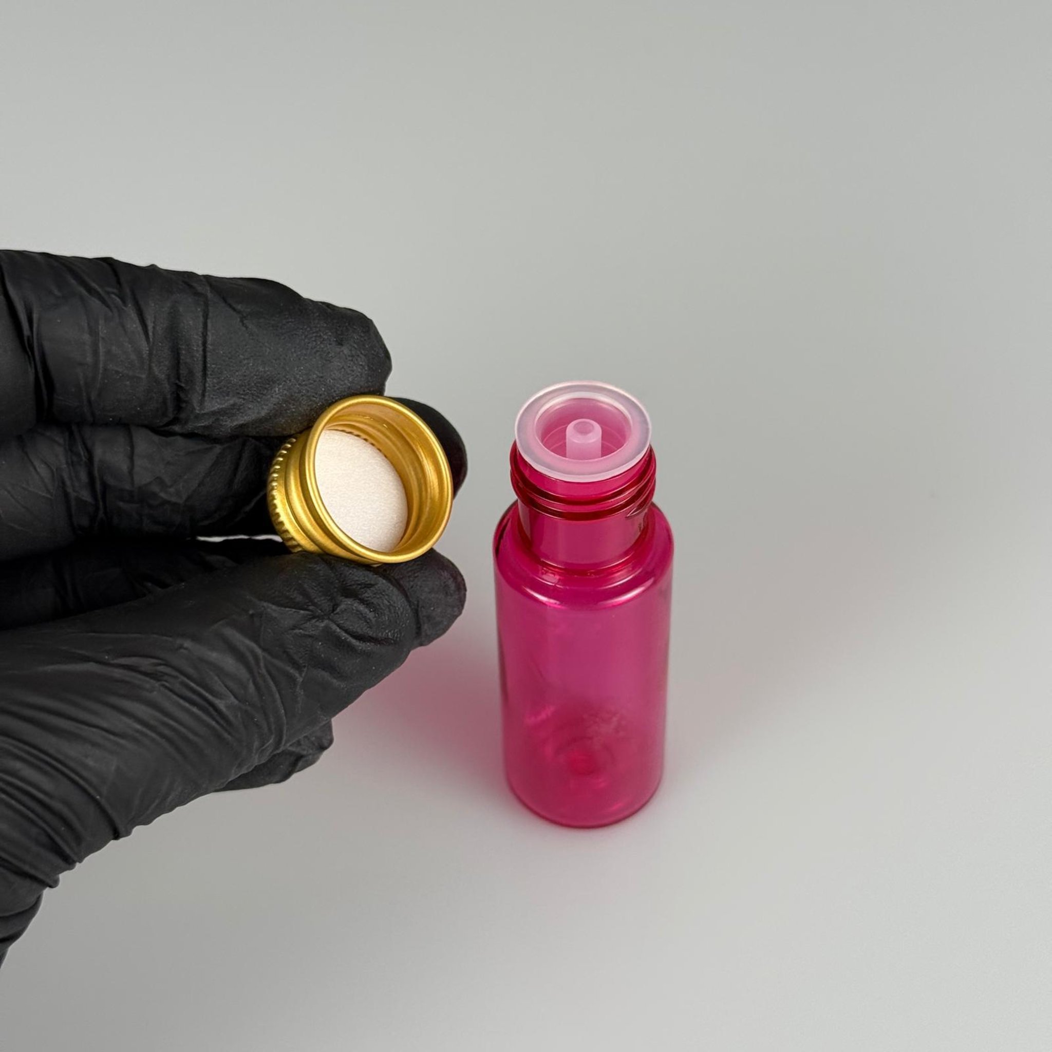 15 CC SİLİNDİR PEMBE PET ŞİŞE + KÖPÜK CONTALI GOLD ALÜMİNYUM METAL KAPAKLI + DAMLALIKLI KOLONYA TIPALI TAKIML - 15 ML PEMBE PET ŞİŞE