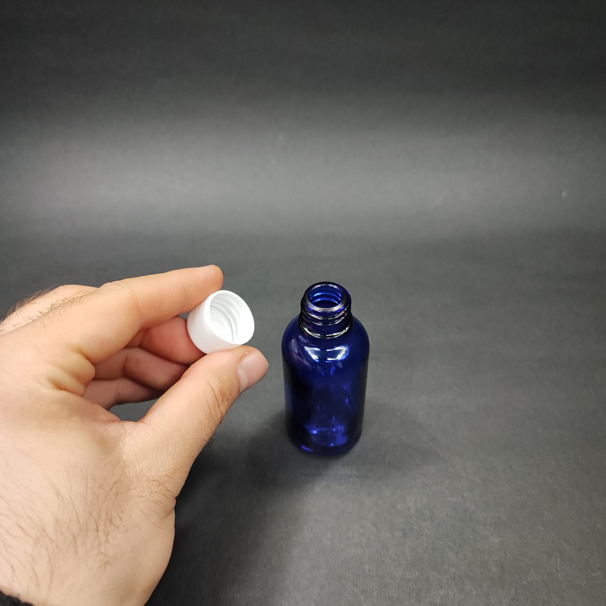 30 CC MAVİ CAM ŞİŞE + KENDİNDEN CONTALI SIZDIRMAZ BEYAZ KAPAK - 30 ML KAPAKLI CAM ŞİŞE
