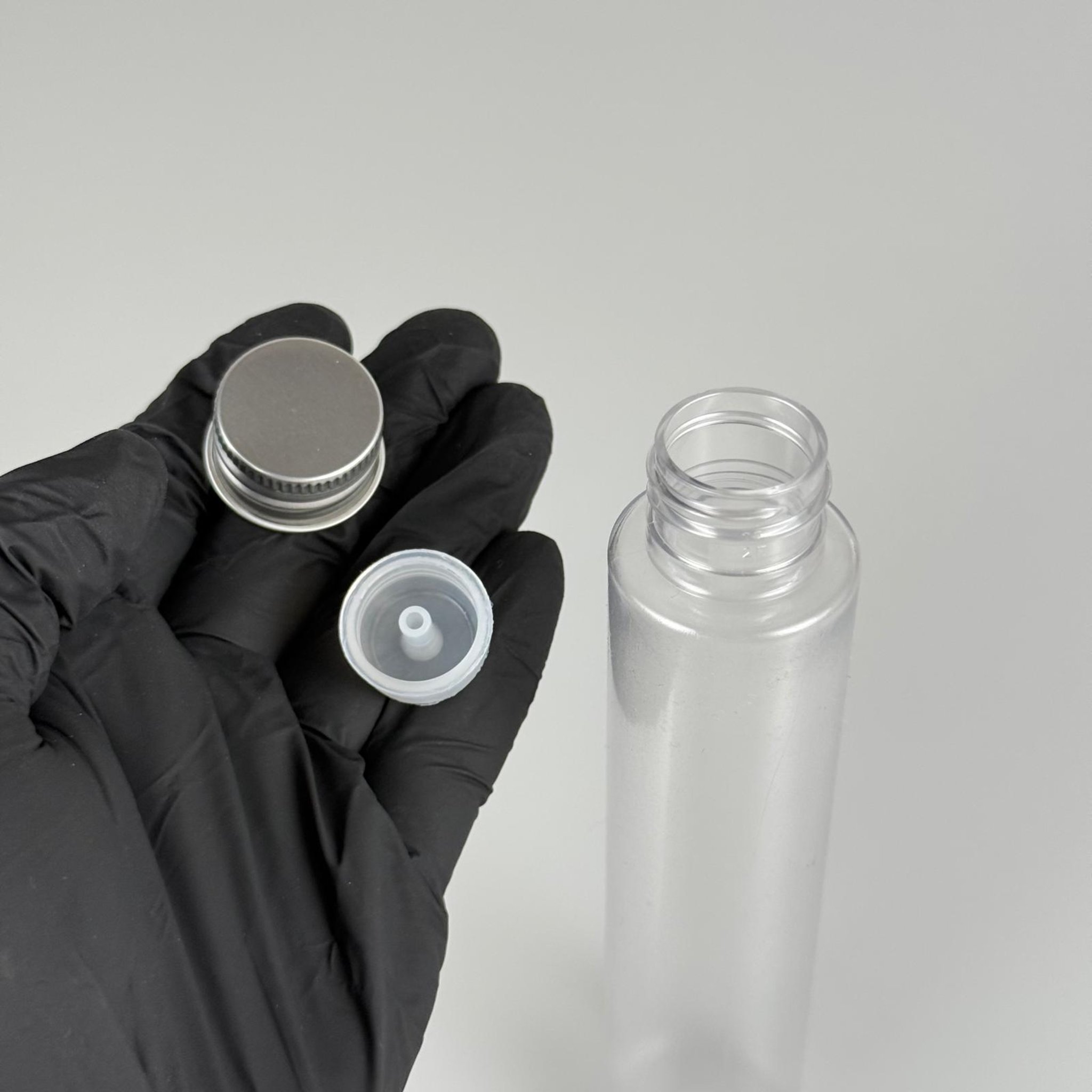 100 CC UZUN SİLİNDİR BUĞULU PET ŞİŞE ( 24 GR - 24 AĞIZ ) + KÖPÜK CONTALI GÜMÜŞ METAL ALÜMİNYUM KAPAK + KOLONYA TIPALI TAKIM - 100 ML BİBERİYE SUYU, LAVANTA YAĞI, SAÇ SERUM, TONİK VB İÇİN PLASTİK KOZMETİK AMBALAJLARI