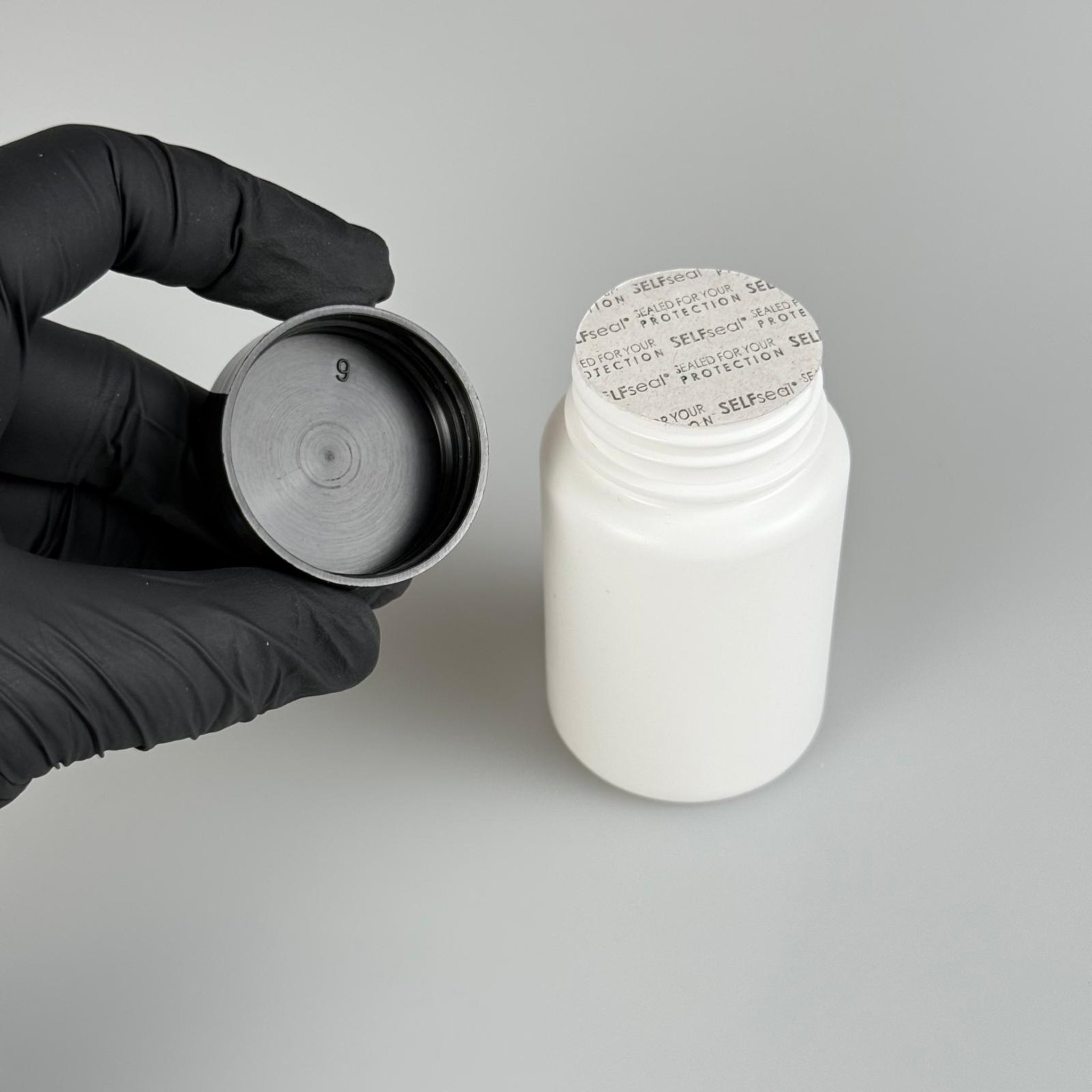 100 CC BEYAZ SERT POLİETİLEN ŞİŞE + SİYAH PLASTİK KAPAKLI + KENDİNDEN YAPIŞKANLI KÖPÜK CONTALI - 100 ML POLİETİLEN ŞİŞE