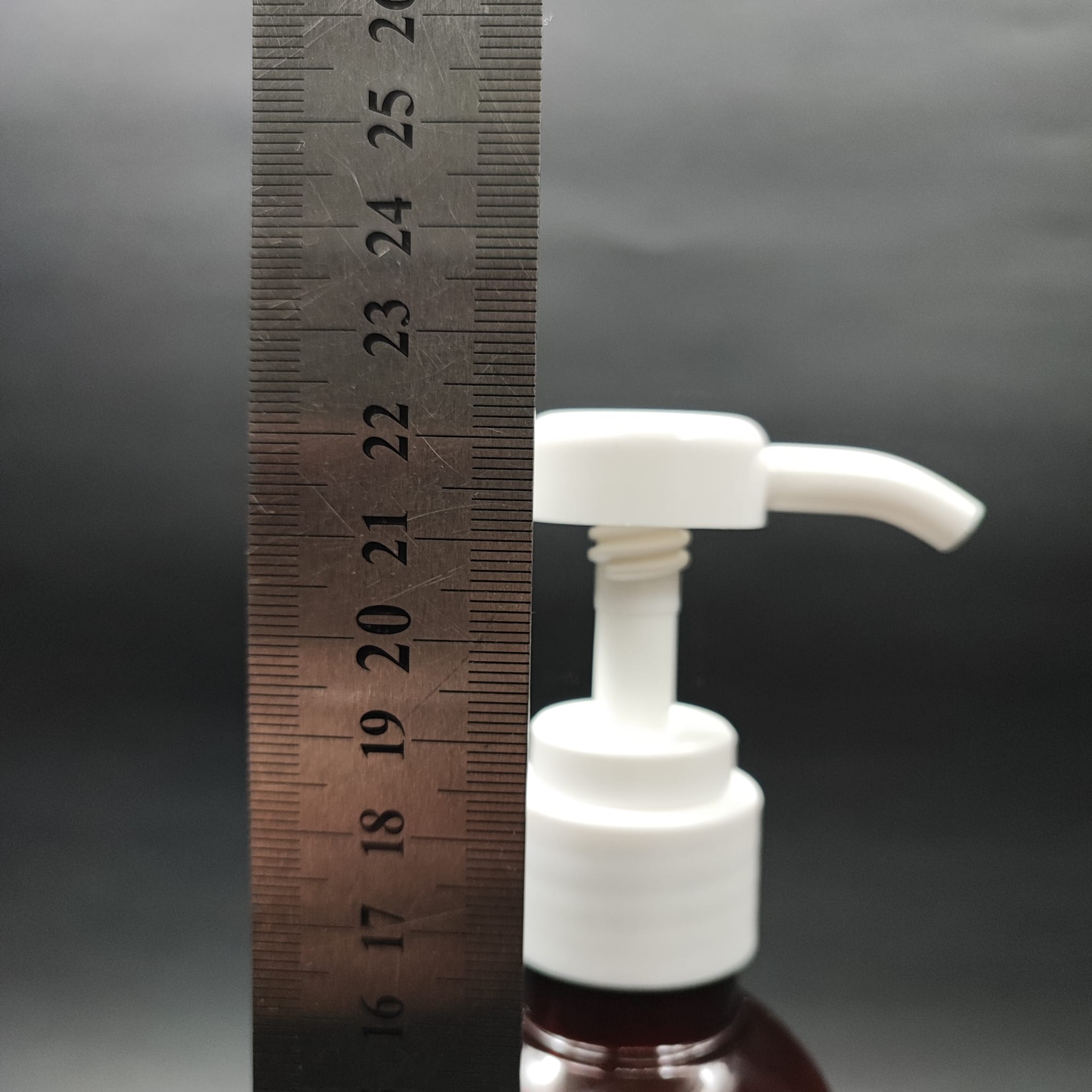 400 CC AMBER PET ŞİŞE - BEYAZ DOZAJ POMPALI (HER BASMADA 4 CC SIVI ATAR) - 400 ML POMPALI ŞİŞE - ŞURUP, ŞAMPUAN, KREM GİBİ YOĞUN KIVAMLI SIVILARDA KULLANILIR
