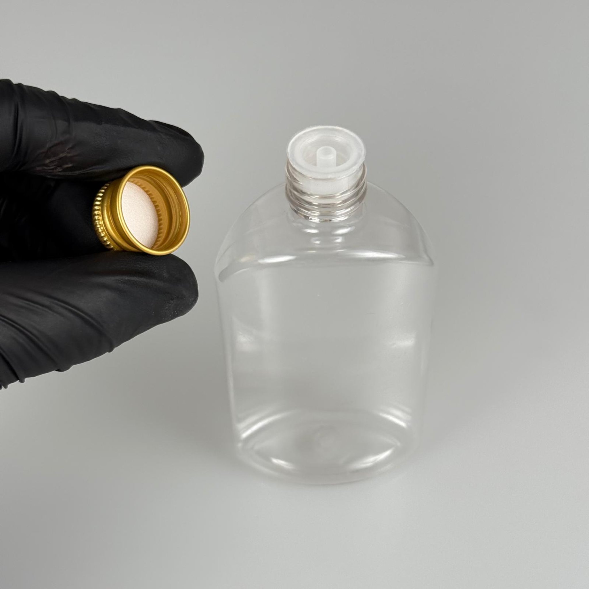 90 CC ŞEFFAF PLASTİK PET ŞİŞE + KÖPÜK CONTALI GOLD ALÜMİNYUM METAL KAPAKLI + DAMLALIKLI KOLONYA TIPALI TAKIM - 90 ML YASSI PET ŞİŞE