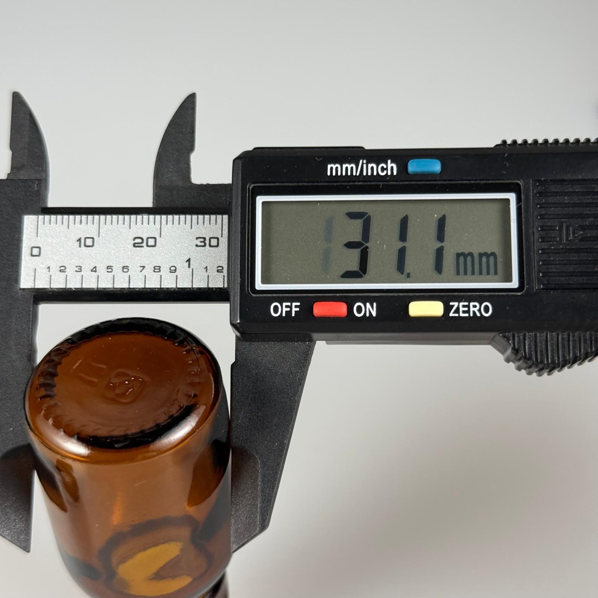 20 CC AMBER CAM ŞİŞE + SİYAH PLASTİK KAPAK + 15 ML ÖLÇEK TAKIM - 20 ML KAHVERENGİ BOŞ ŞURUP ŞİŞESİ (AĞIZ ÇAPI 25 MM) - 20 ML ECZA ŞİŞESİ