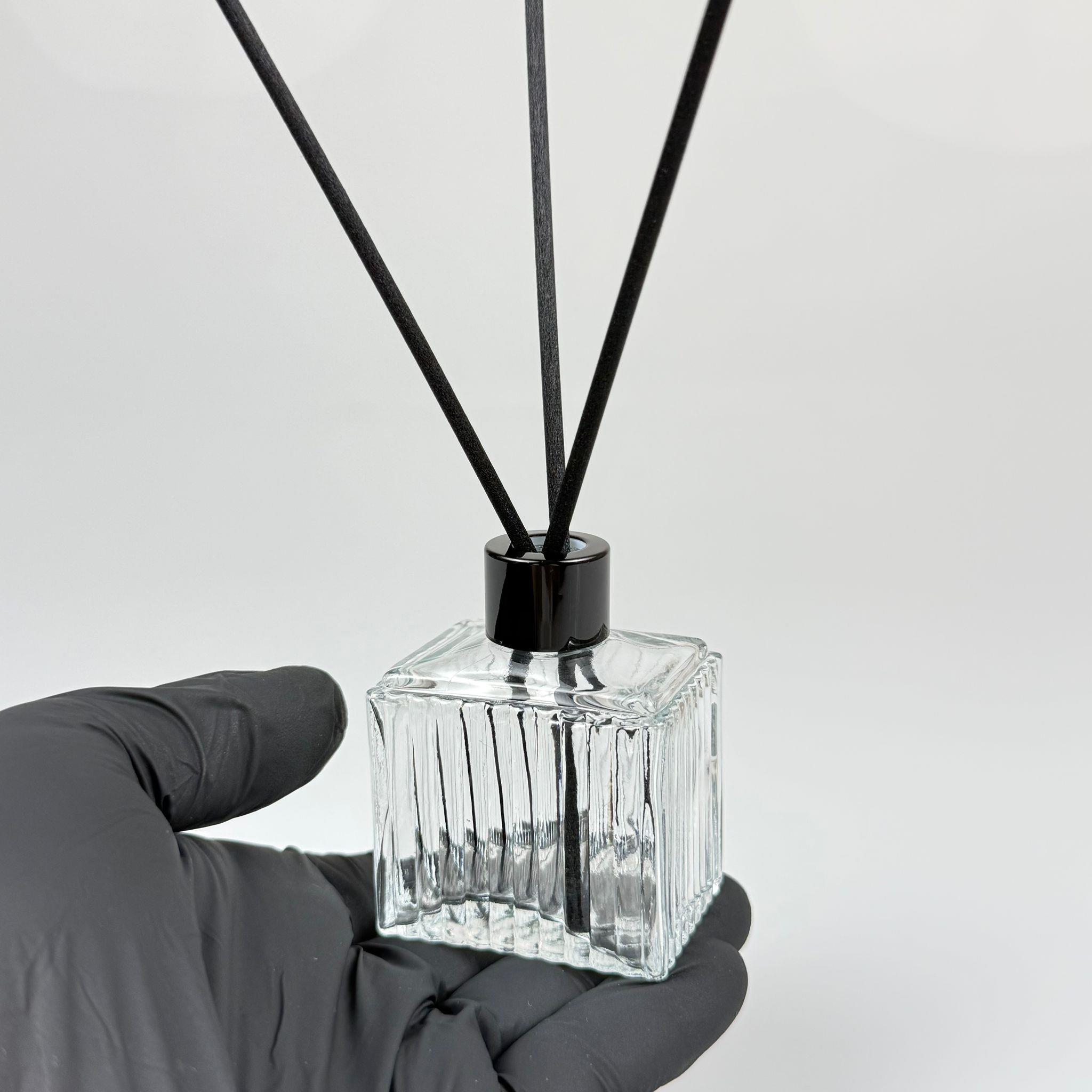 50 CC KÖŞELİ DESENLİ ÇİZGİLİ PRESTİJ CAM BAMBU ODA KOKUSU ŞİŞESİ - 50 ML ÇUBUKLU BAMBU ODA KOKUSU ŞİŞESİ - DİFÜZÖR ŞİŞE- CAM ŞİŞE + SİYAH METAL KAPAK + PLASTİK TIPA + 3 ADET FİBER SİYAH BAMBU ÇUBUK
