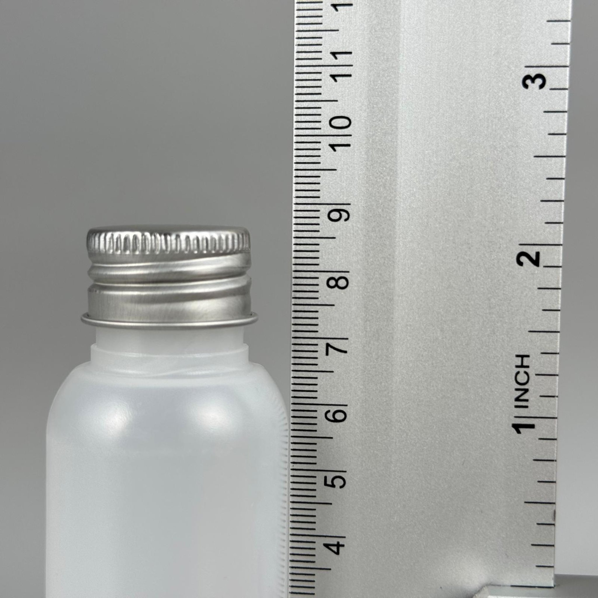 50 ML SIKILABİLİR YUMUŞAK POLİETİLEN PE PLASTİK ASETON ŞİŞESİ ( 24 AĞIZ ) + KÖPÜK CONTALI GÜMÜŞ METAL ALÜMİNYUM KAPAK + KOLONYA TIPALI TAKIM - 50 cc sos, yağ, kartuş, mürekkep vb için boş şişeler