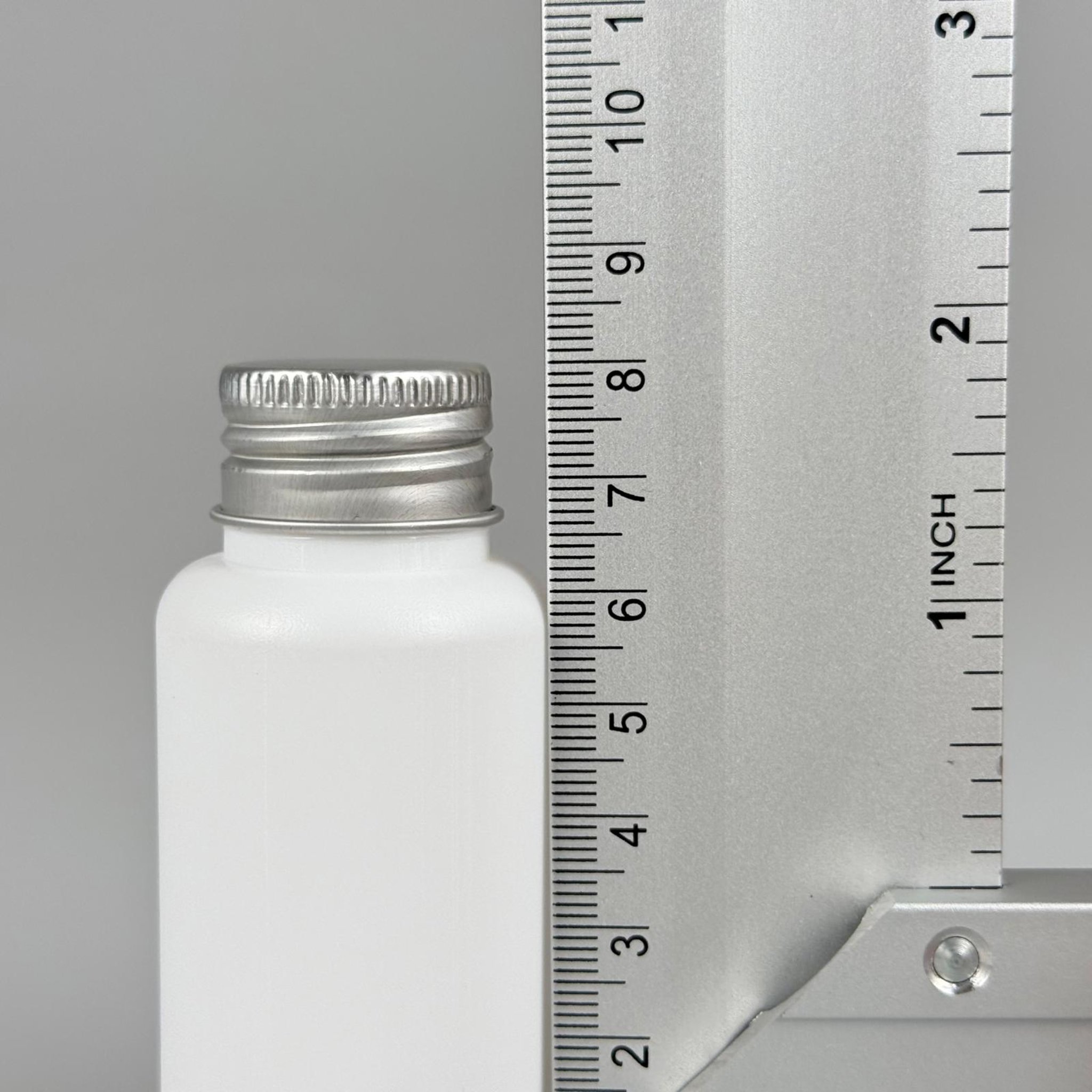 50 CC BEYAZ POLİETİLEN PLASTİK ASETON ŞİŞESİ ( 24 AĞIZ ) + KÖPÜK CONTALI GÜMÜŞ METAL ALÜMİNYUM KAPAK TAKIM - 50 ML BEYAZ PLASTİK ASETON ŞİŞELERİ