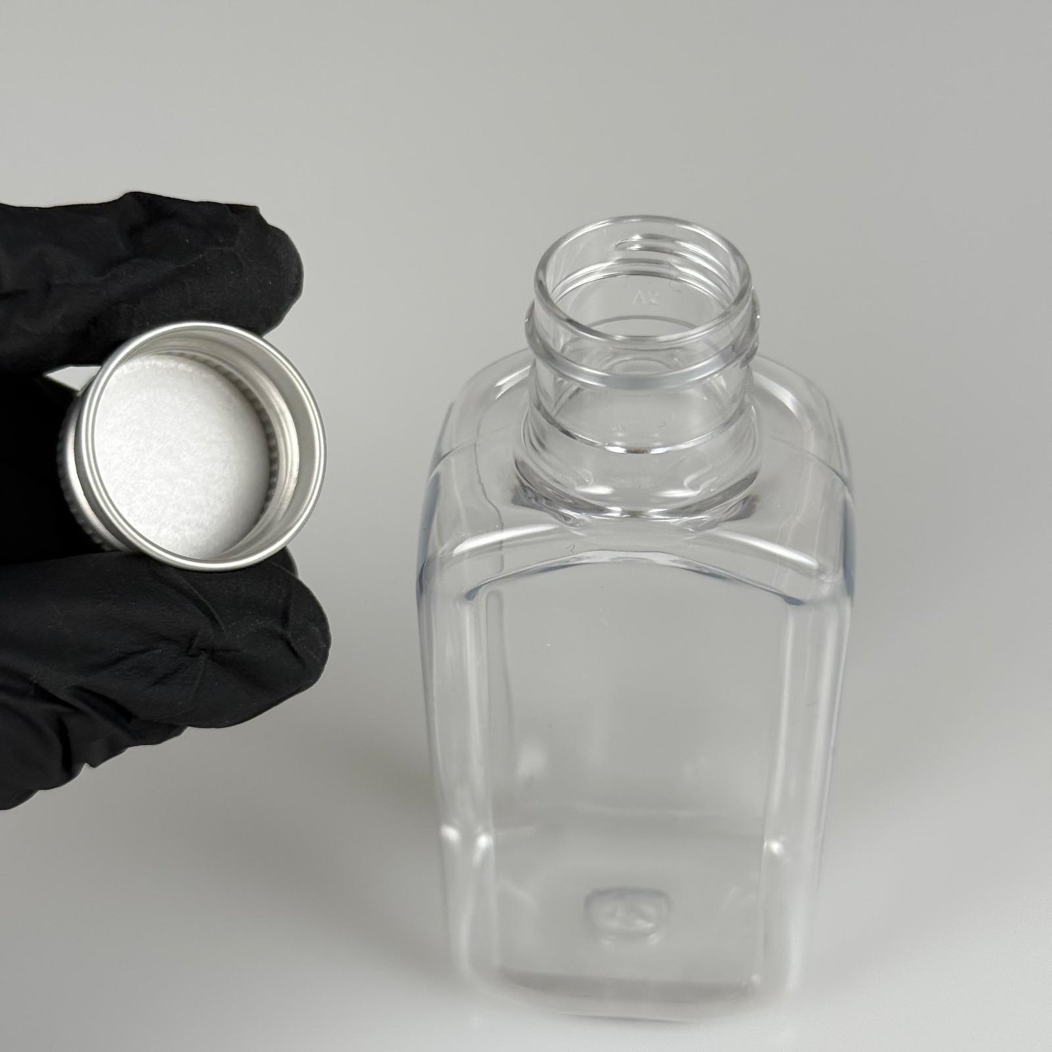 100 CC YASSI KÖŞELİ MODEL ŞEFFAF PET ŞİŞE (24 AĞIZ) + KÖPÜK CONTALI GÜMÜŞ METAL ALÜMİNYUM KAPAK TAKIM - 100 ML KAPAKLI PLASTİK ŞİŞELER
