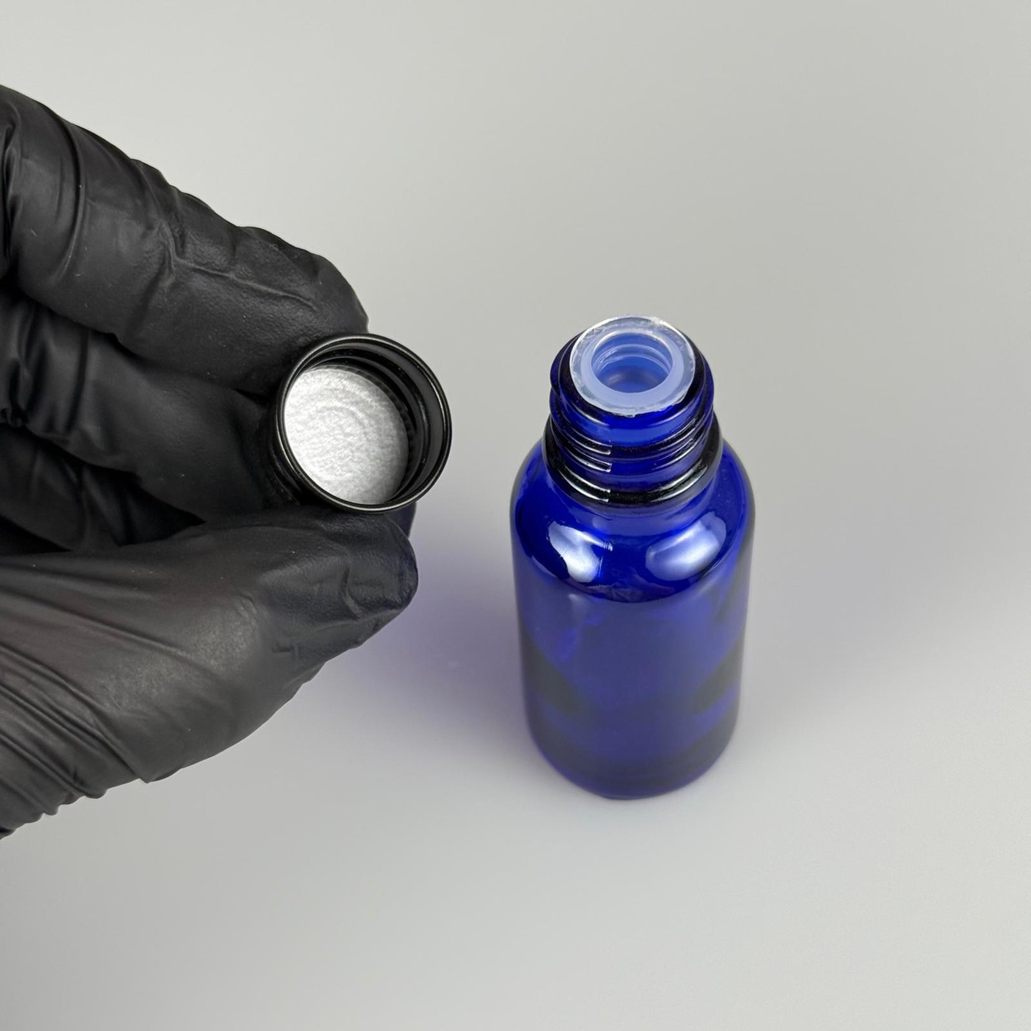 20 CC MAVİ CAM ŞİŞE + KÖPÜK CONTALI SİYAH ALÜMİNYUM METAL KAPAKLI + KÖR TIPALI TAKIM - 20 ML MAVİ CAM ŞİŞE