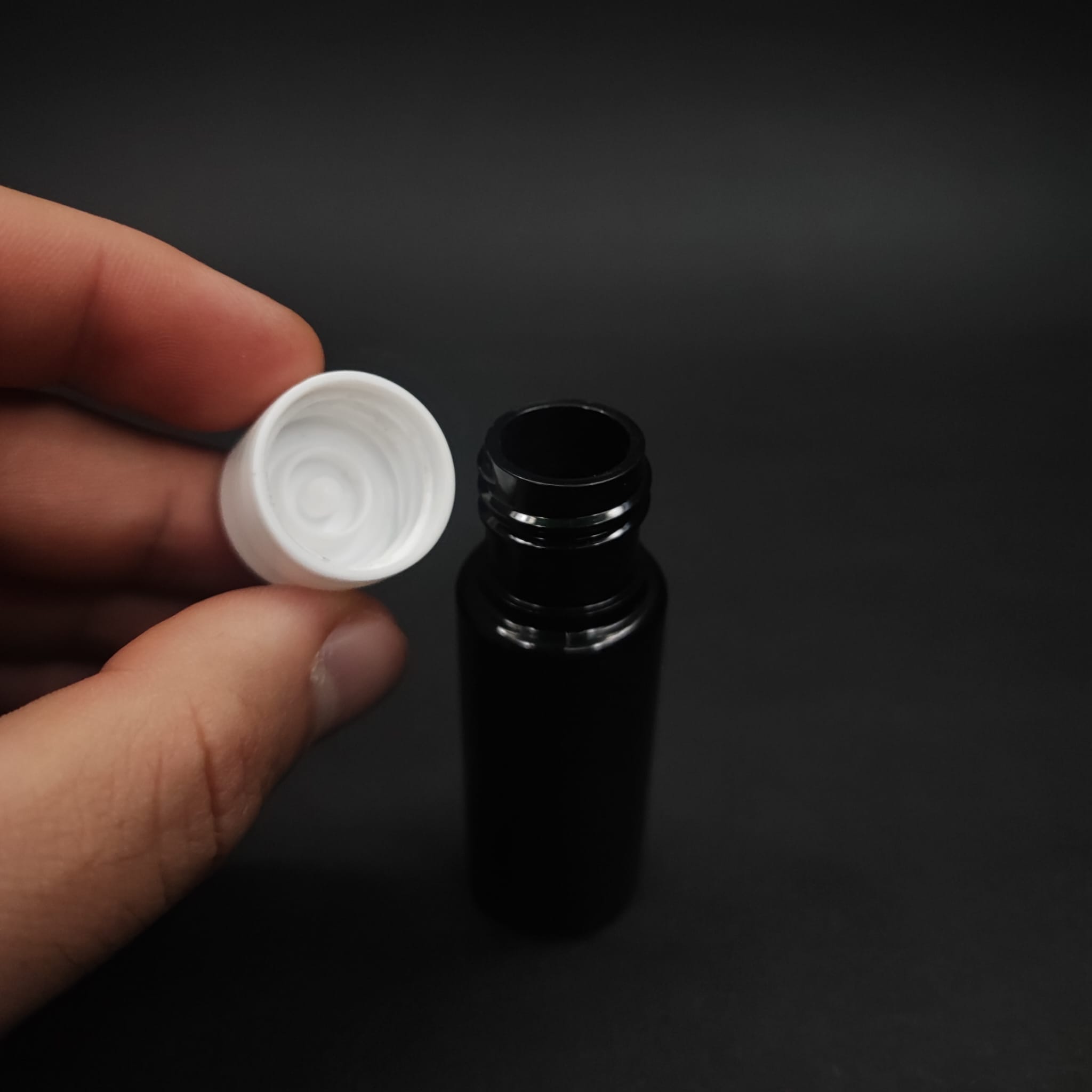 15 CC SİYAH PLASTİK ŞİŞE + KENDİNDEN CONTALI SIZDIRMAZ BEYAZ KAPAK - 15 ML KAPAKLI PET ŞİŞE