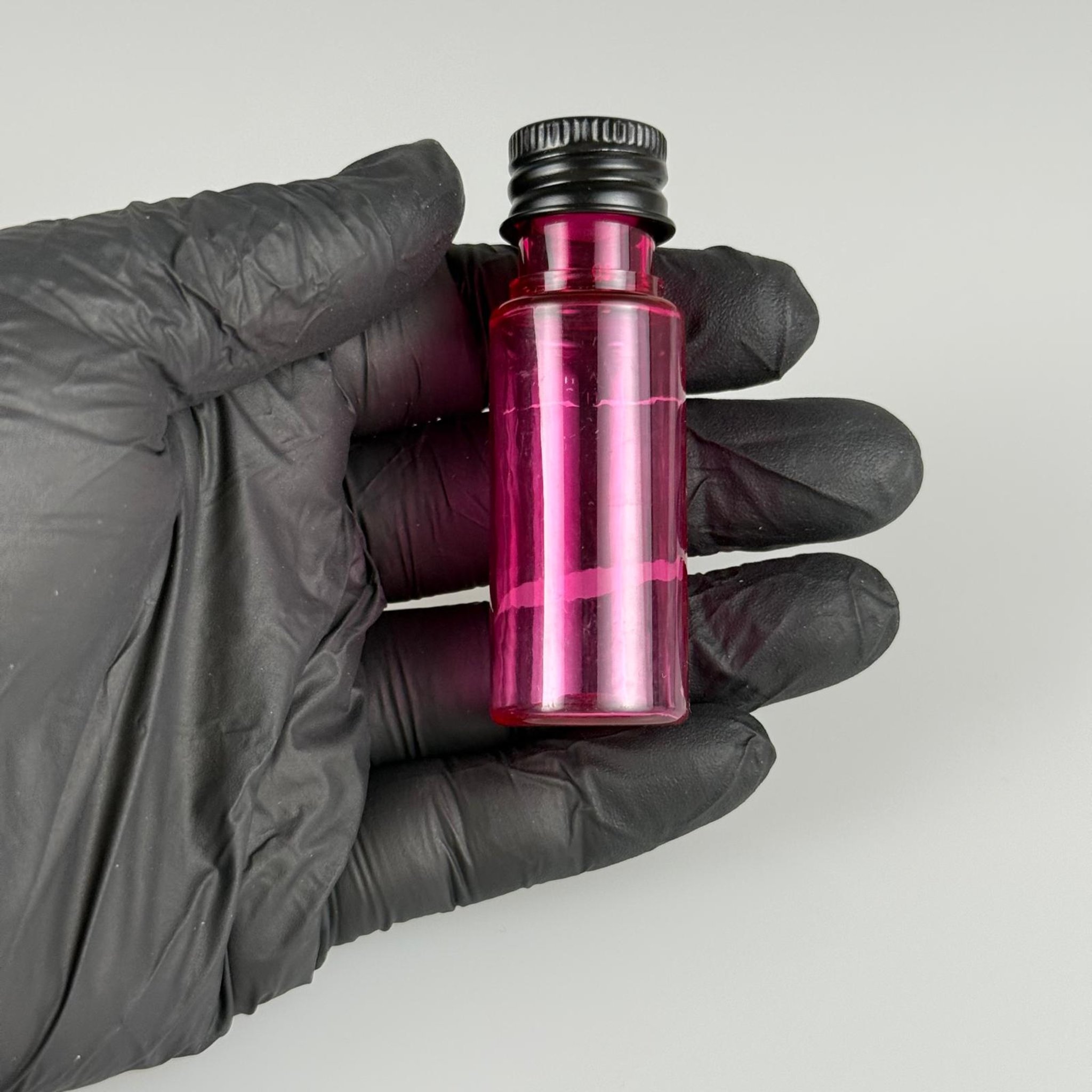 15 CC SİLİNDİR PEMBE PET ŞİŞE + KÖPÜK CONTALI SİYAH ALÜMİNYUM METAL KAPAKLI + DAMLALIKLI KOLONYA TIPALI TAKIML - 15 ML PEMBE PET ŞİŞE