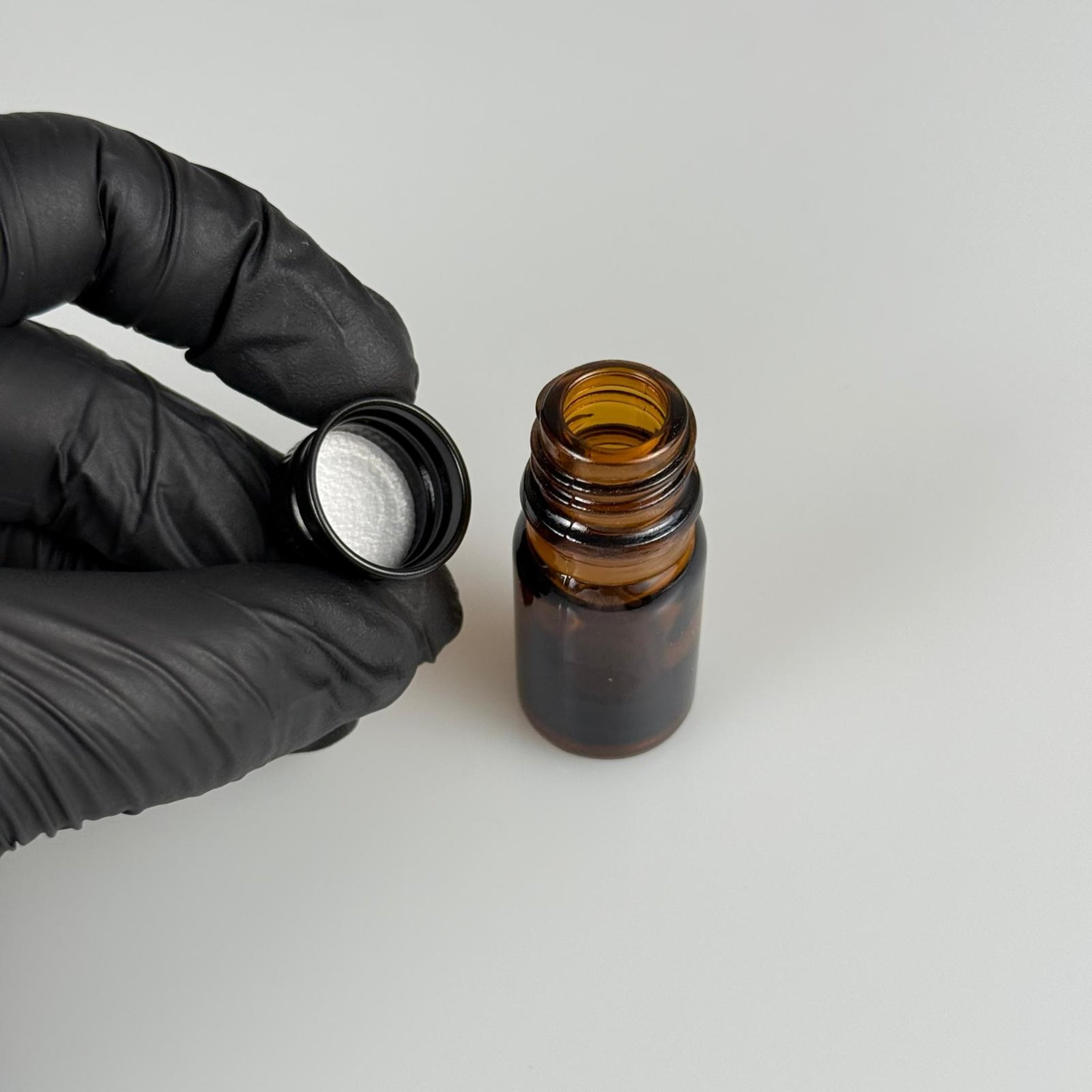5 CC AMBER CAM ŞİŞE + KÖPÜK CONTALI SİYAH ALÜMİNYUM METAL KAPAKLI TAKIM - 5 ML KAHVERENGİCAM ŞİŞE
