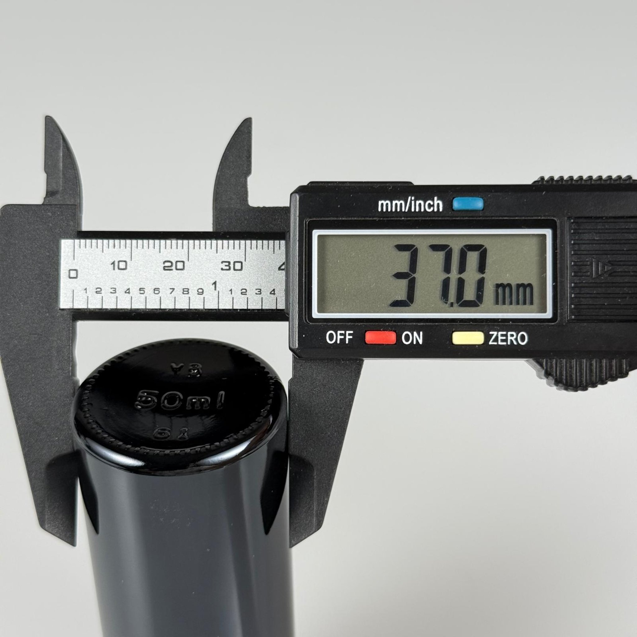 50 CC SİYAH CAM ŞİŞE + KÖPÜK CONTALI SİYAH ALÜMİNYUM METAL KAPAKLI + KÖR TIPALI TAKIM - 50 ML SİYAH CAM ŞİŞE