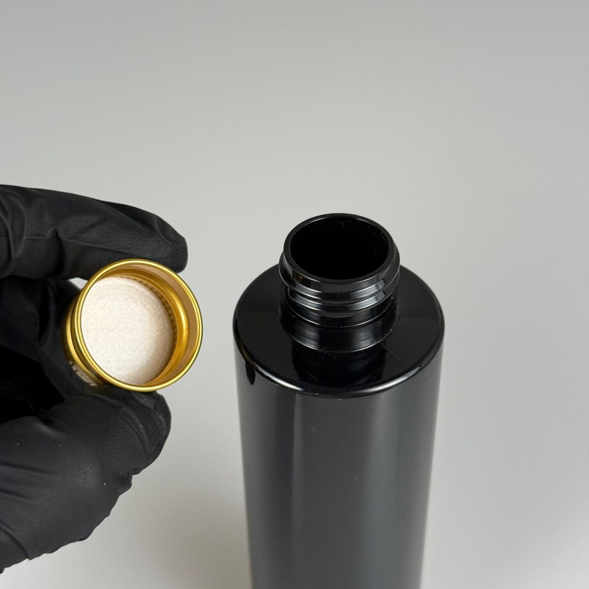150 CC SİYAH SİLİNDİR MODEL PARLAK SERT PET ŞİŞE (24 AĞIZ) + KÖPÜK CONTALI GOLD METAL ALÜMİNYUM KAPAK TAKIM - 150 ML KAPAKLI SİYAH PET ŞİŞELER