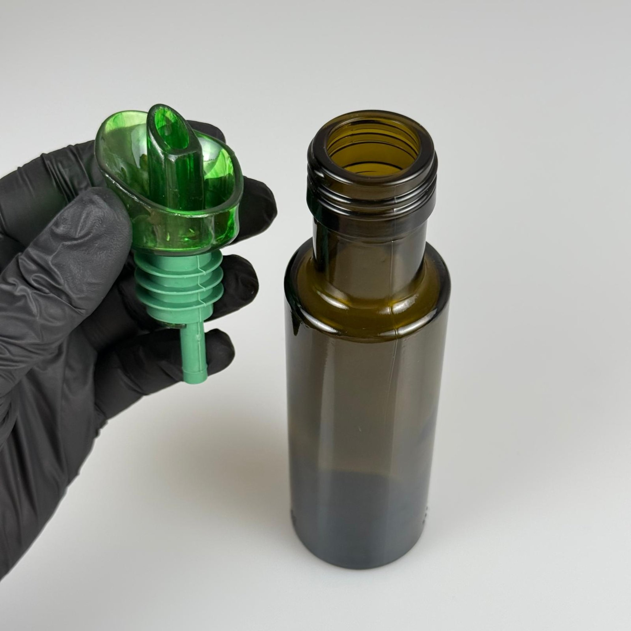 100 CC DORİKA CAM ŞİŞE KOYU YEŞİL (31 MM AĞIZ) - AKITICI AÇIK YEŞİL YAĞDANLIK TIPALI - 100 ML SİLİNDİR DORİCA YAĞ VE SOS ŞİŞELERİ