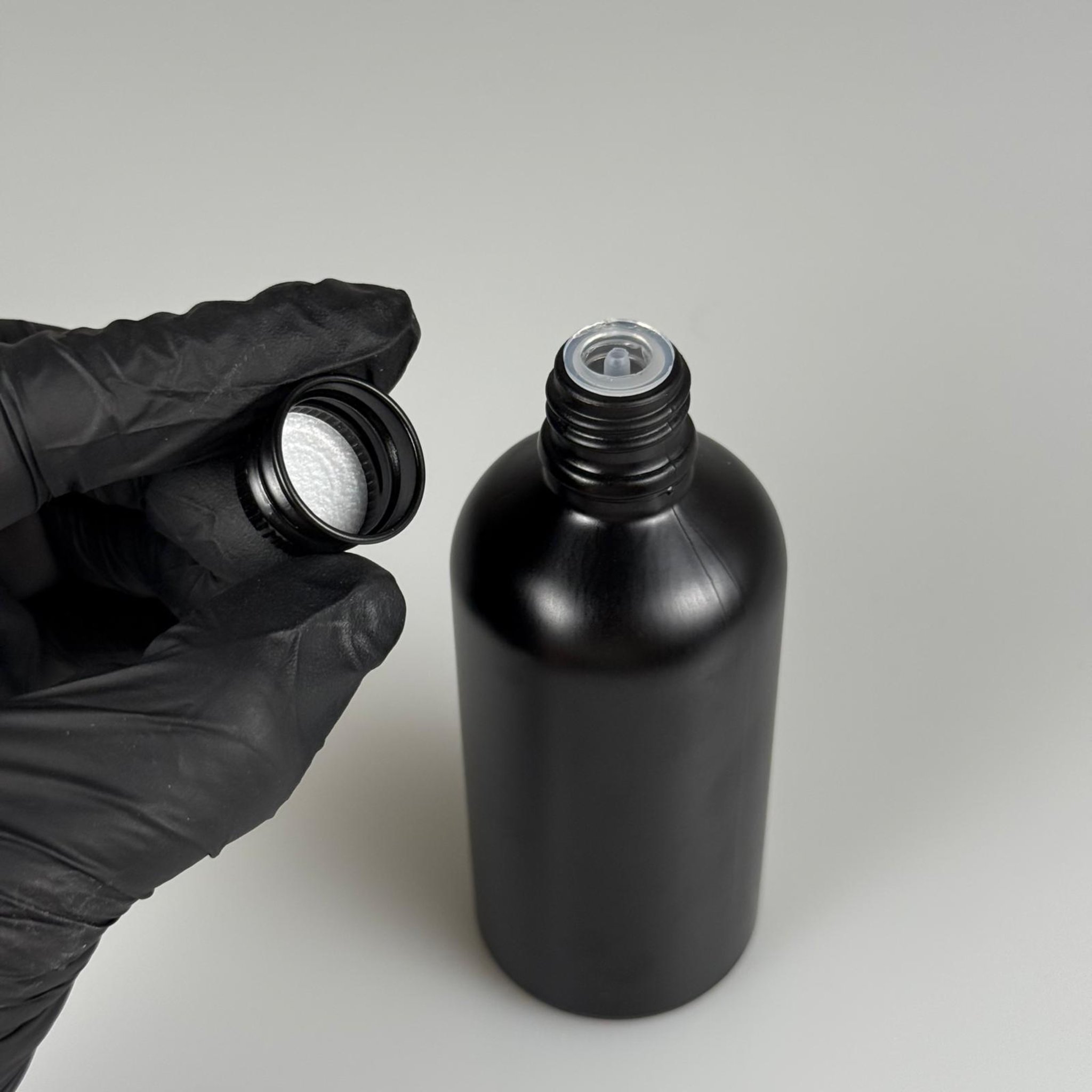 100 CC MAT SİYAH CAM ŞİŞE + KÖPÜK CONTALI SİYAH ALÜMİNYUM METAL KAPAKLI + DAMLALIKLI KOLONYA TIPALI TAKIM - 100 ML MAT SİYAH CAM ŞİŞE