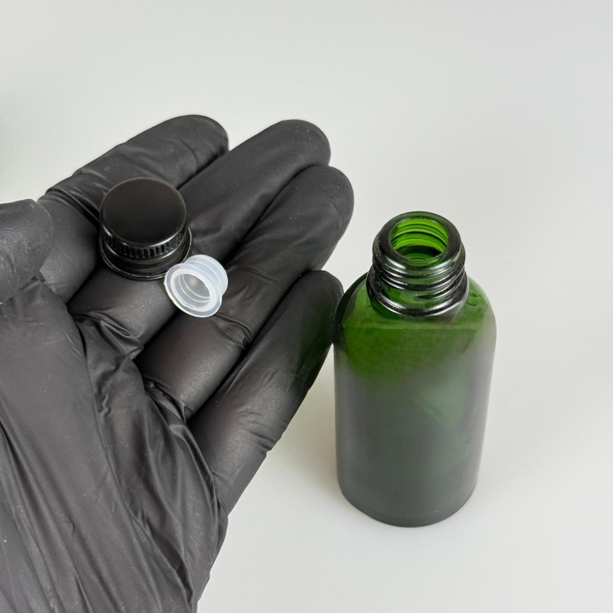 30 CC YEŞİL CAM ŞİŞE + KÖPÜK CONTALI SİYAH ALÜMİNYUM METAL KAPAKLI + KÖR TIPALI TAKIM - 30 ML YEŞİL CAM ŞİŞE