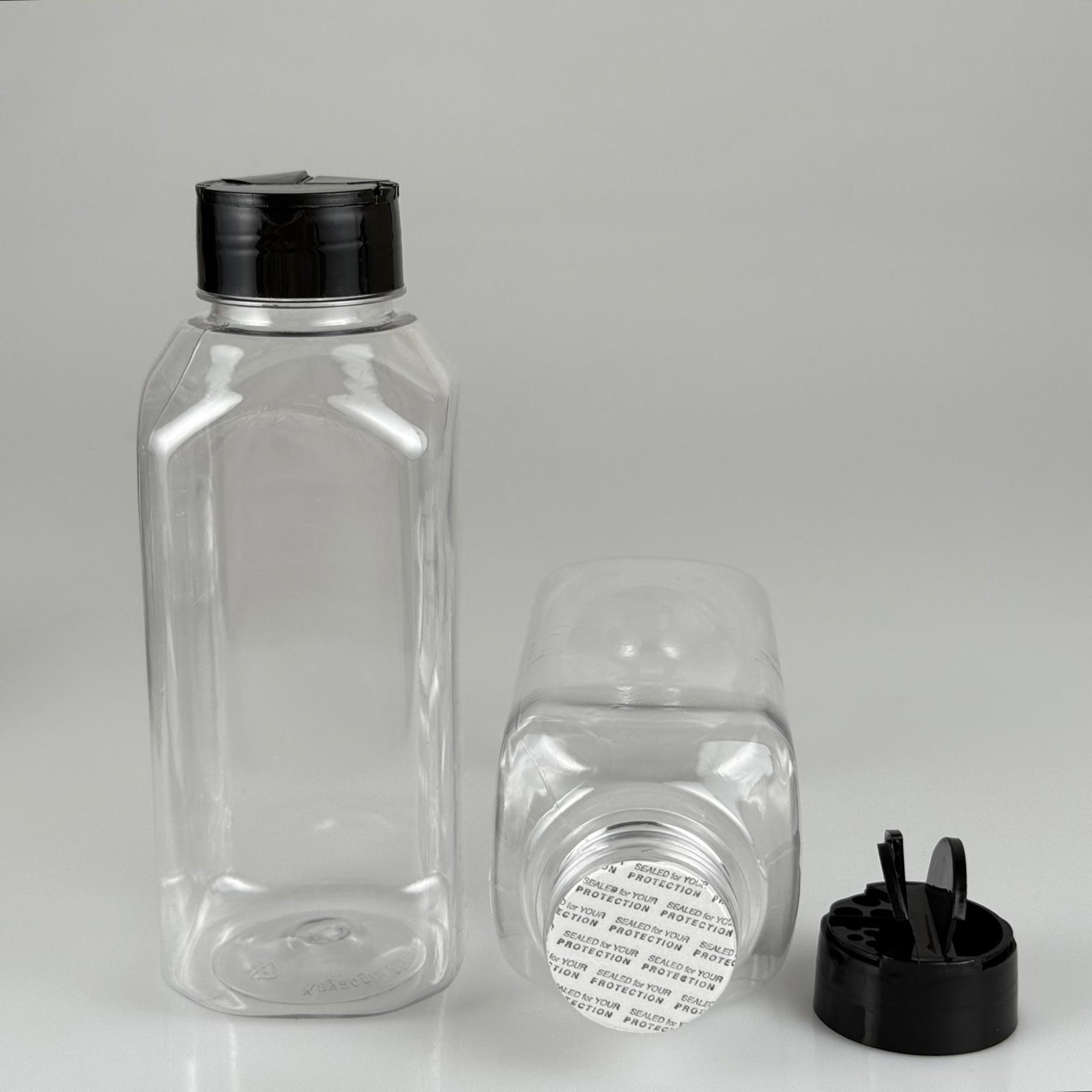 PLASTİK KARE BAHARATLIK KAVANOZ - 500 ML PET BAHARAT, TOZ, PUDRA VB İÇİN PET ŞİŞE + SİYAH AÇILIR KAPANIR DELİKLİ KAPAKLI + KENDİNDEN YAPIŞKANLI KÖPÜK CONTALI TAKIM - 500 CC