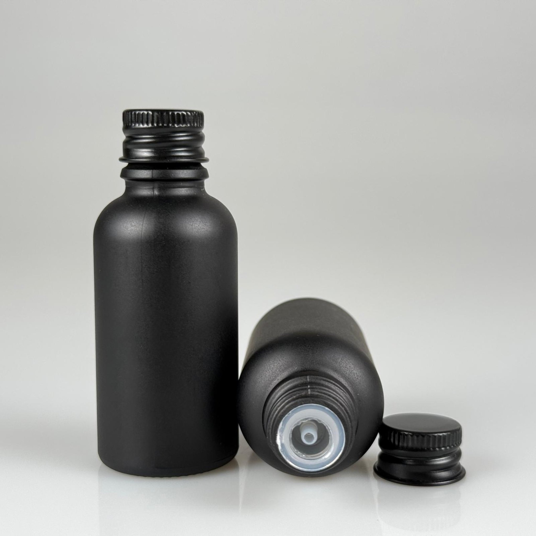 30 CC MAT SİYAH CAM ŞİŞE + KÖPÜK CONTALI SİYAH ALÜMİNYUM METAL KAPAKLI + DAMLALIKLI KOLONYA TIPALI TAKIM - 50 ML MAT SİYAH CAM ŞİŞE