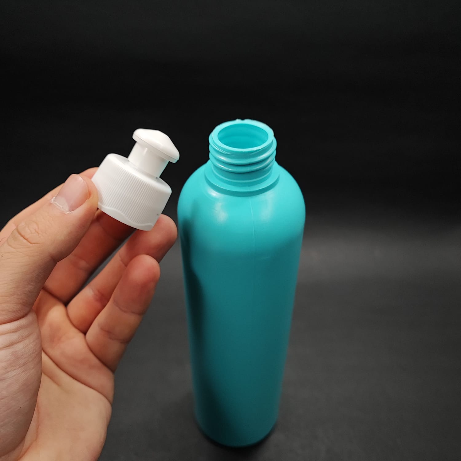 500 CC TURKUAZ POLİETİLEN PE ŞAMPUAN ŞİŞESİ - BEYAZ AKITICILI PUSH PULL KAPAKLI - 500 ML PE ŞAMPUAN ŞİŞESİ