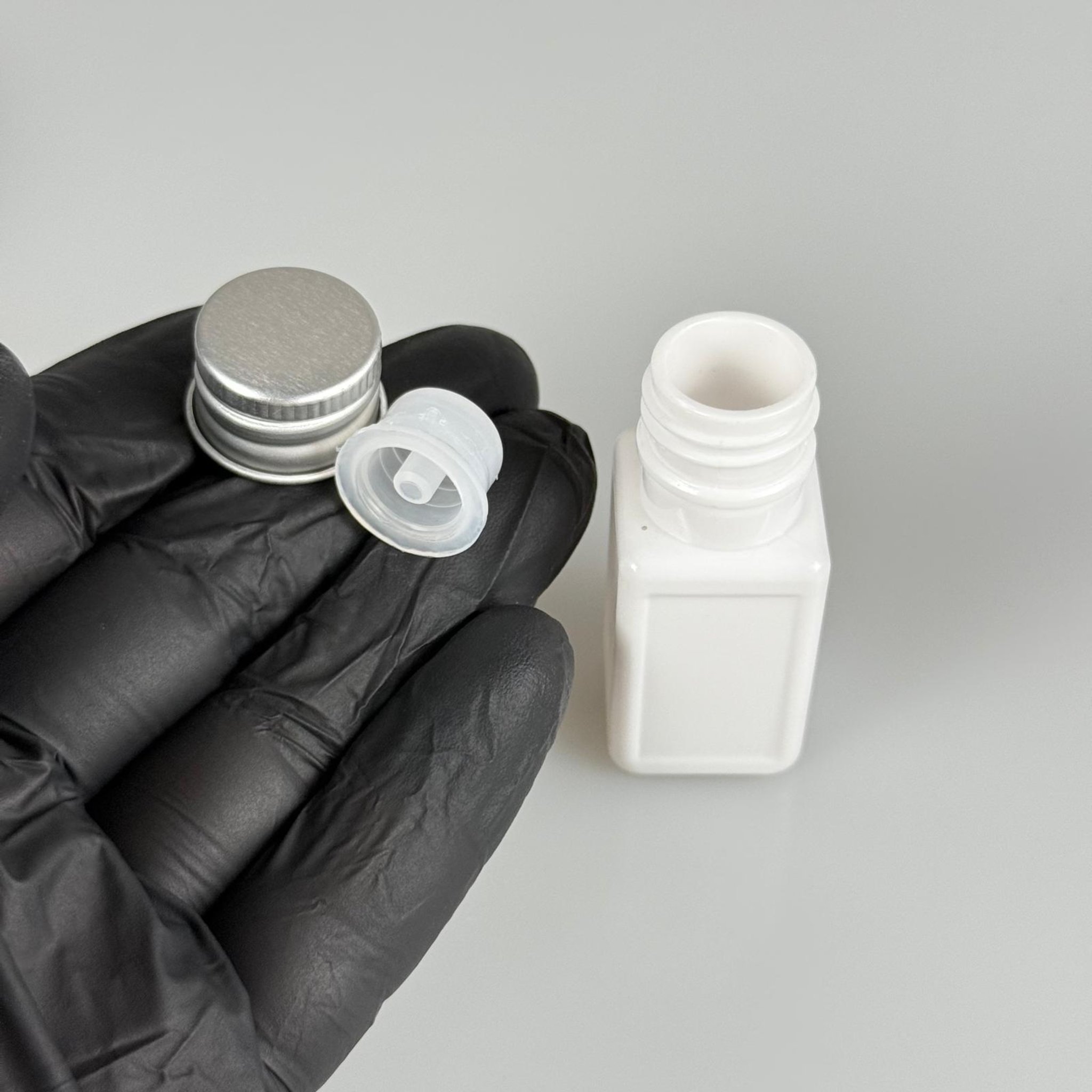 10 CC BEYAZ KARE PET SHOT ŞİŞE - KÖPÜK CONTALI GÜMÜŞ ALÜMİNYUM METAL KAPAKLI + DAMLALIKLI KOLONYA TIPALI TAKIM - 10 ML PLASTİK ŞİŞE