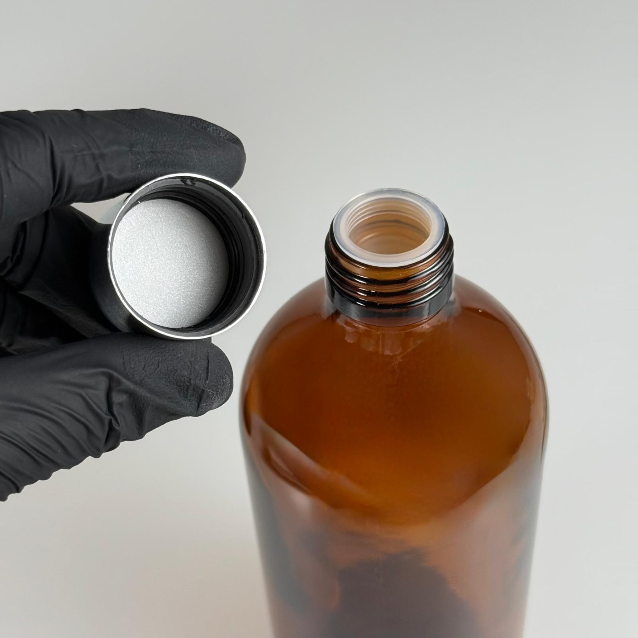 500 CC AMBER CAM ŞİŞE  + ALÜMİNYUM KAPLAMALI GÜMÜŞ KAPAKLI + KÖR TIPALI TAKIM - 500 ML KAHVERENGİ CAM ŞİŞE
