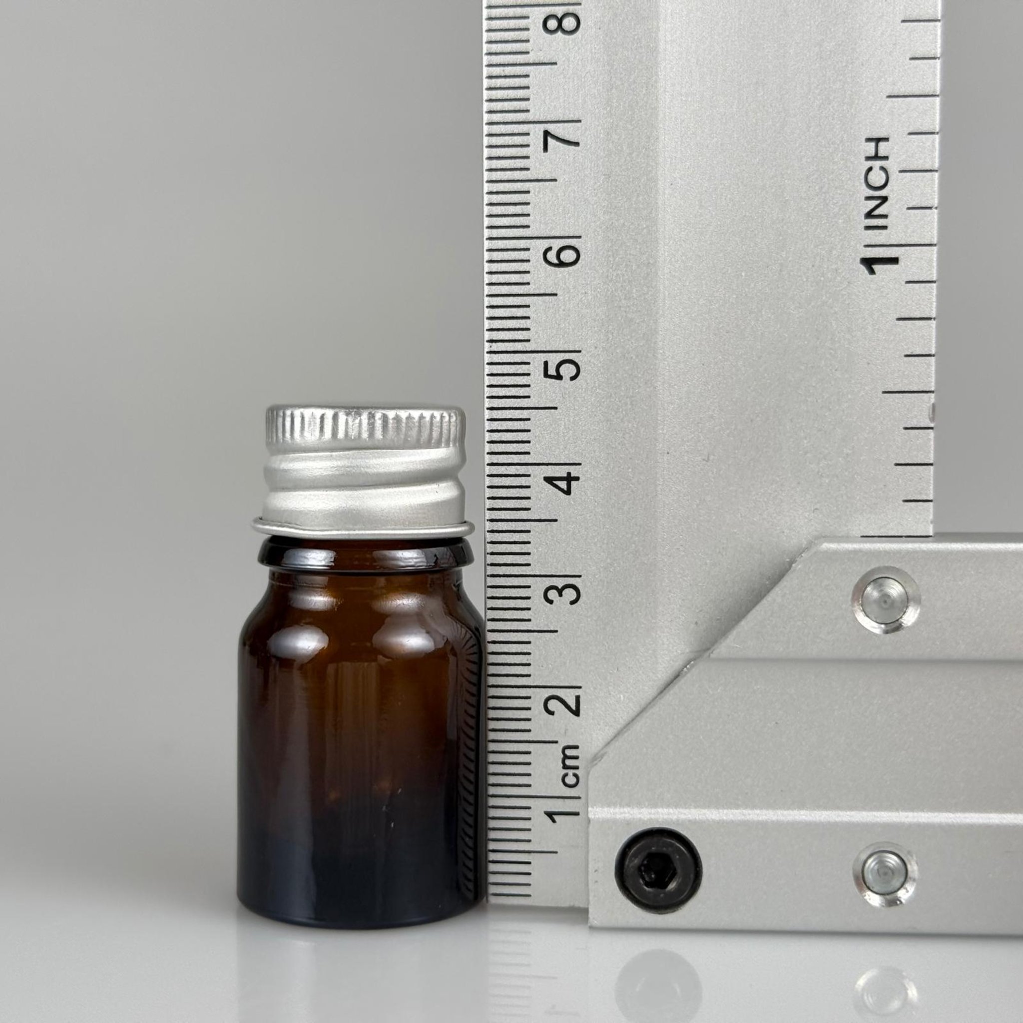 3 CC AMBER CAM ŞİŞE + KÖPÜK CONTALI GÜMÜŞ ALÜMİNYUM METAL KAPAKLI TAKIM - 3 ML KAHVERENGİ CAM ŞİŞE0