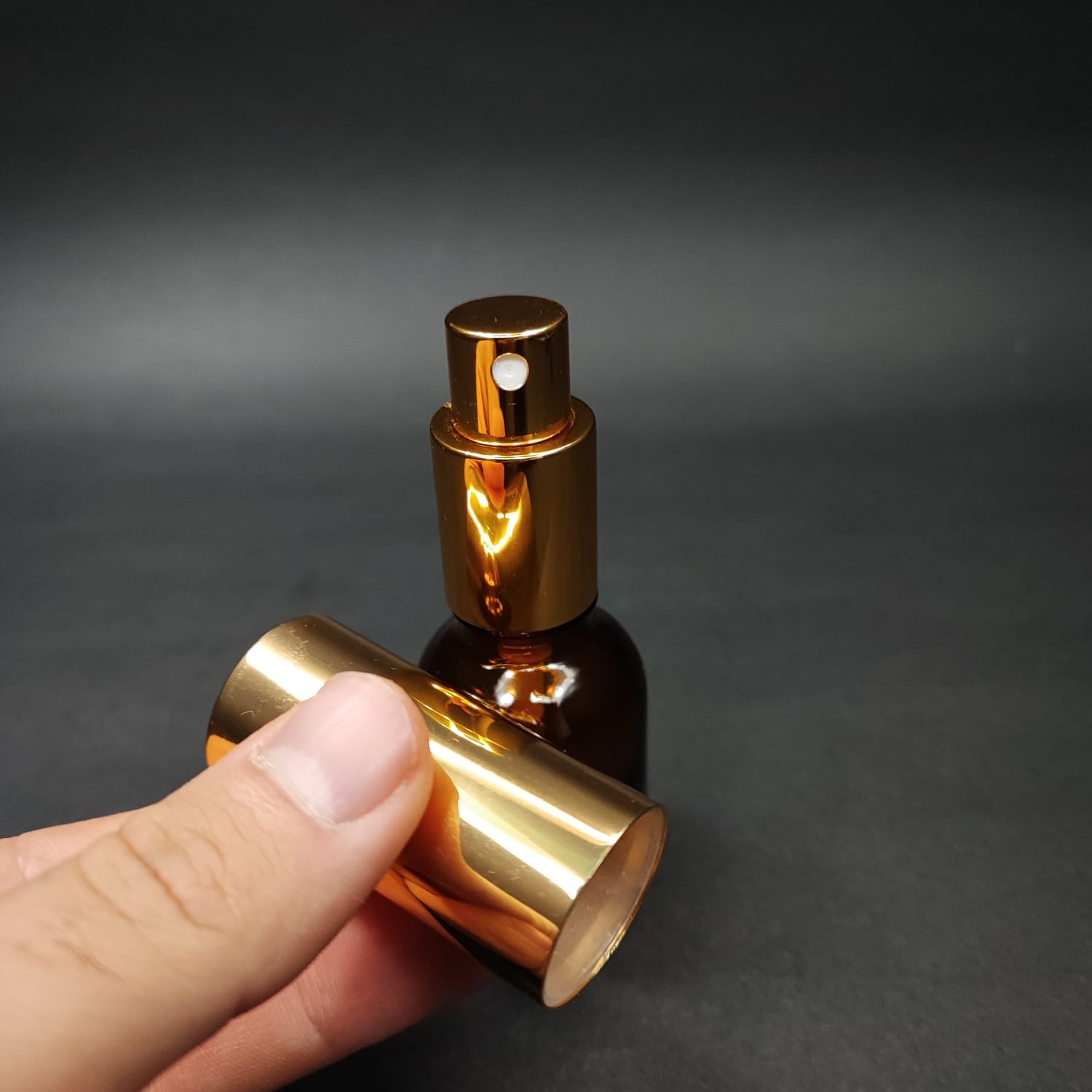25 ML LÜKS VİDALI VALF ÇEVİRME PARFÜM ŞİŞELERİ - 25 CC TOMBUL AMBER CAM ŞİŞE - GOLD METAL SPREYLİ KAPAKLI SET