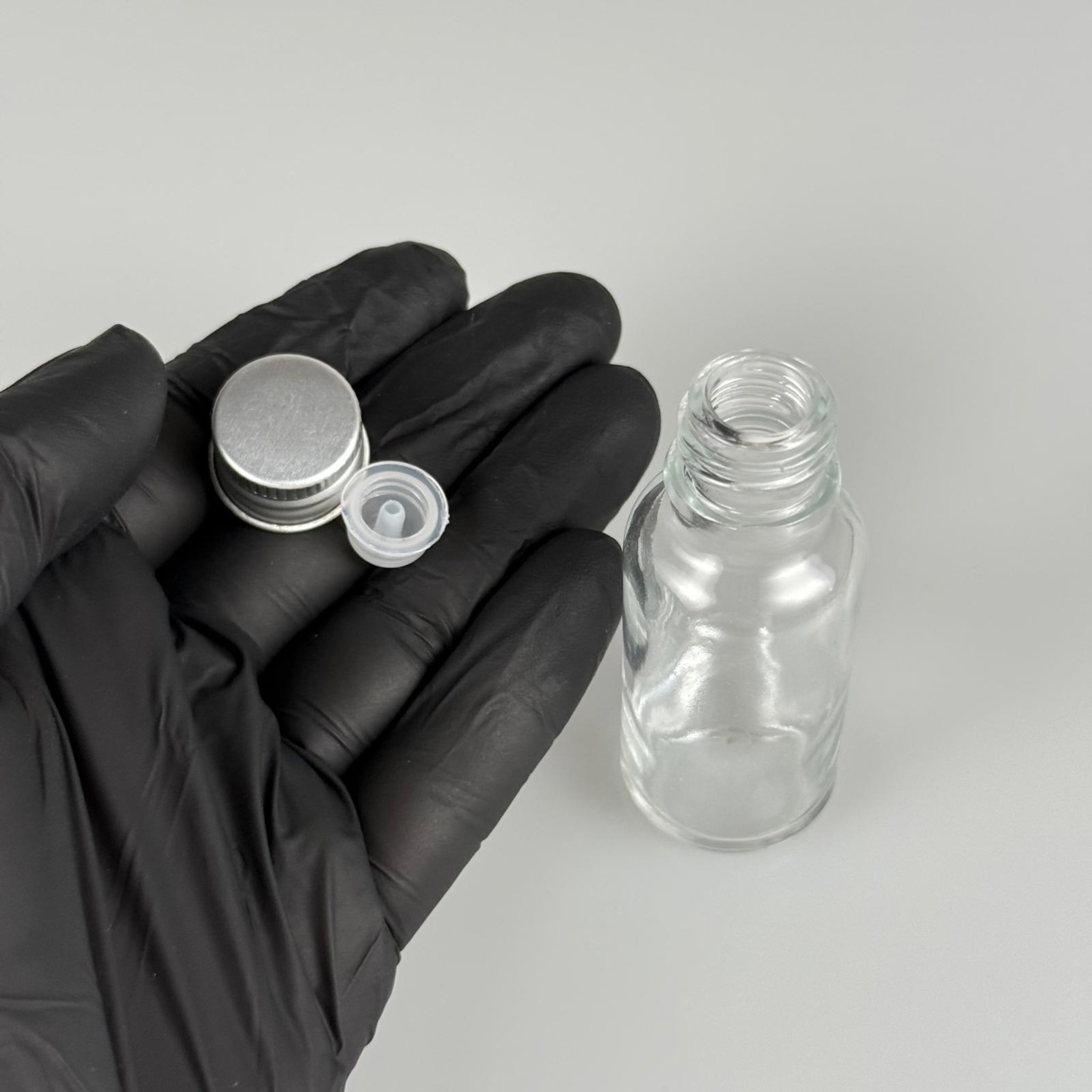 20 CC ŞEFFAF CAM ŞİŞE + KÖPÜK CONTALI GÜMÜŞ ALÜMİNYUM METAL KAPAKLI + DAMLALIKLI KOLONYA TIPALI TAKIM - 20 ML ŞEFFAF CAM ŞİŞE