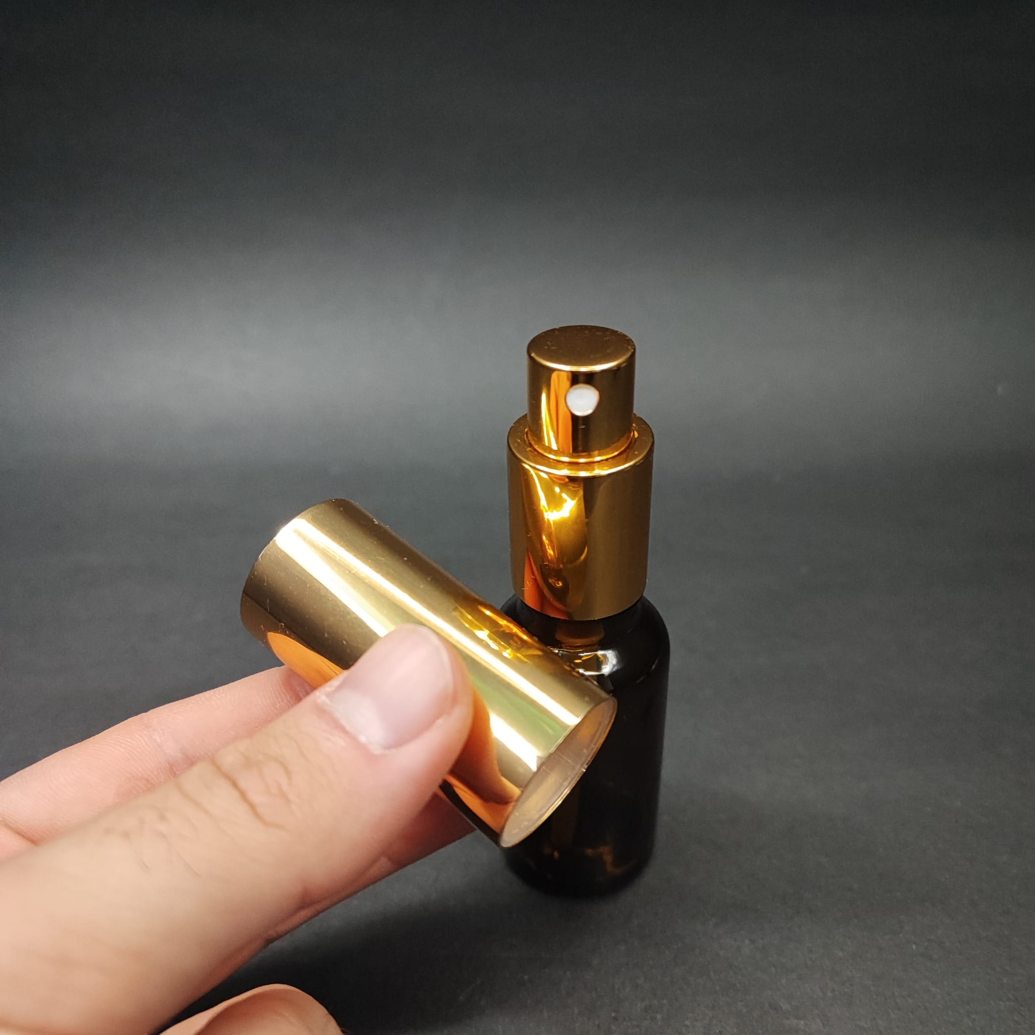 20 ML LÜKS VİDALI VALF ÇEVİRME PARFÜM ŞİŞELERİ - 20 CC AMBER CAM ŞİŞE - GOLD METAL SPREYLİ KAPAKLI SET