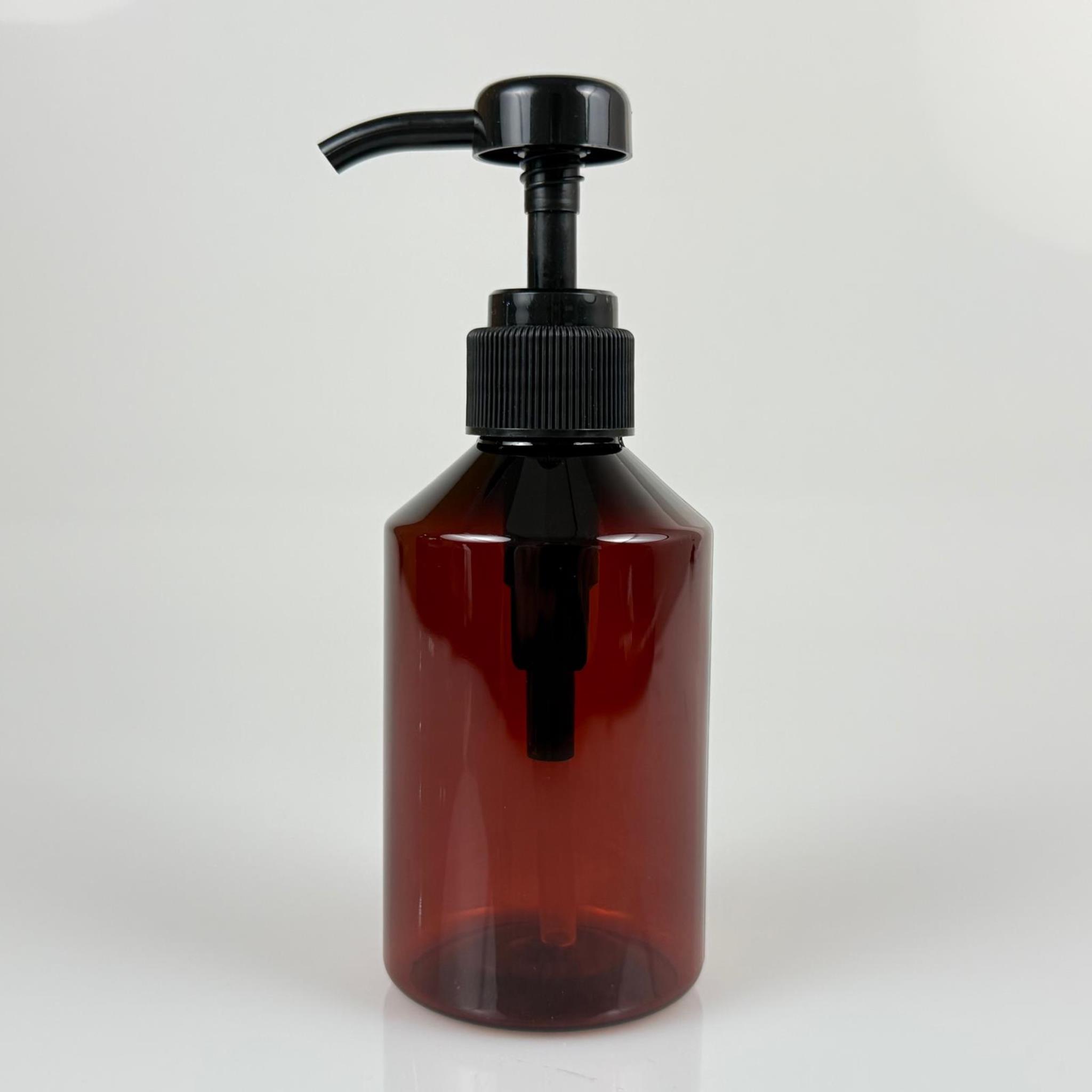 250 CC PET AMBER KÜT MODEL ŞİŞE - SİYAH DOZAJ POMPALI (HER BASMADA 4 CC SIVI ATAR) - 0,25 LT POMPALI ŞİŞE - ŞURUP, ŞAMPUAN, KREM GİBİ YOĞUN KIVAMLI SIVILARDA KULLANILIR