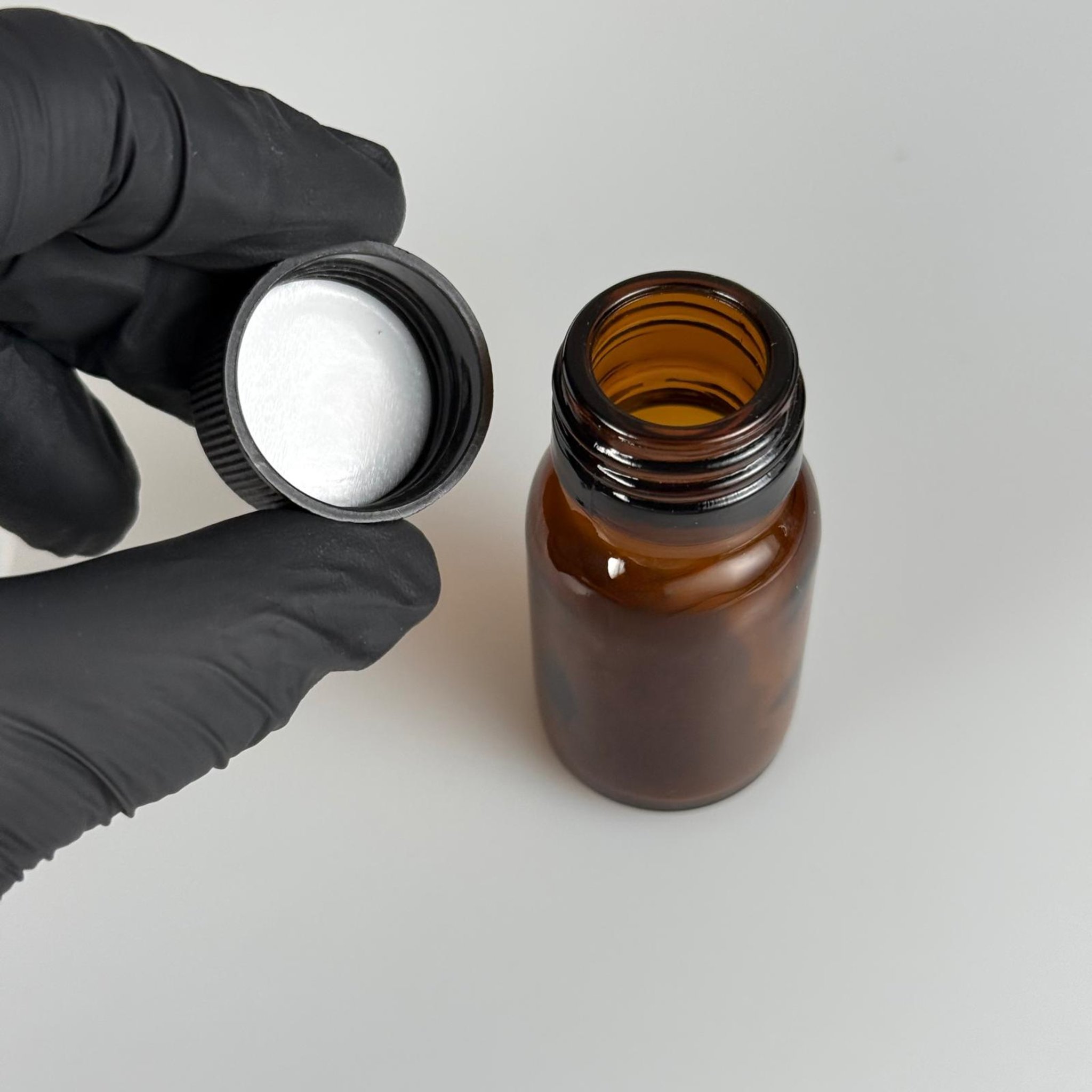 20 CC AMBER CAM ŞİŞE + SİYAH PLASTİK KAPAK + 15 ML ÖLÇEK TAKIM - 20 ML KAHVERENGİ BOŞ ŞURUP ŞİŞESİ (AĞIZ ÇAPI 25 MM) - 20 ML ECZA ŞİŞESİ