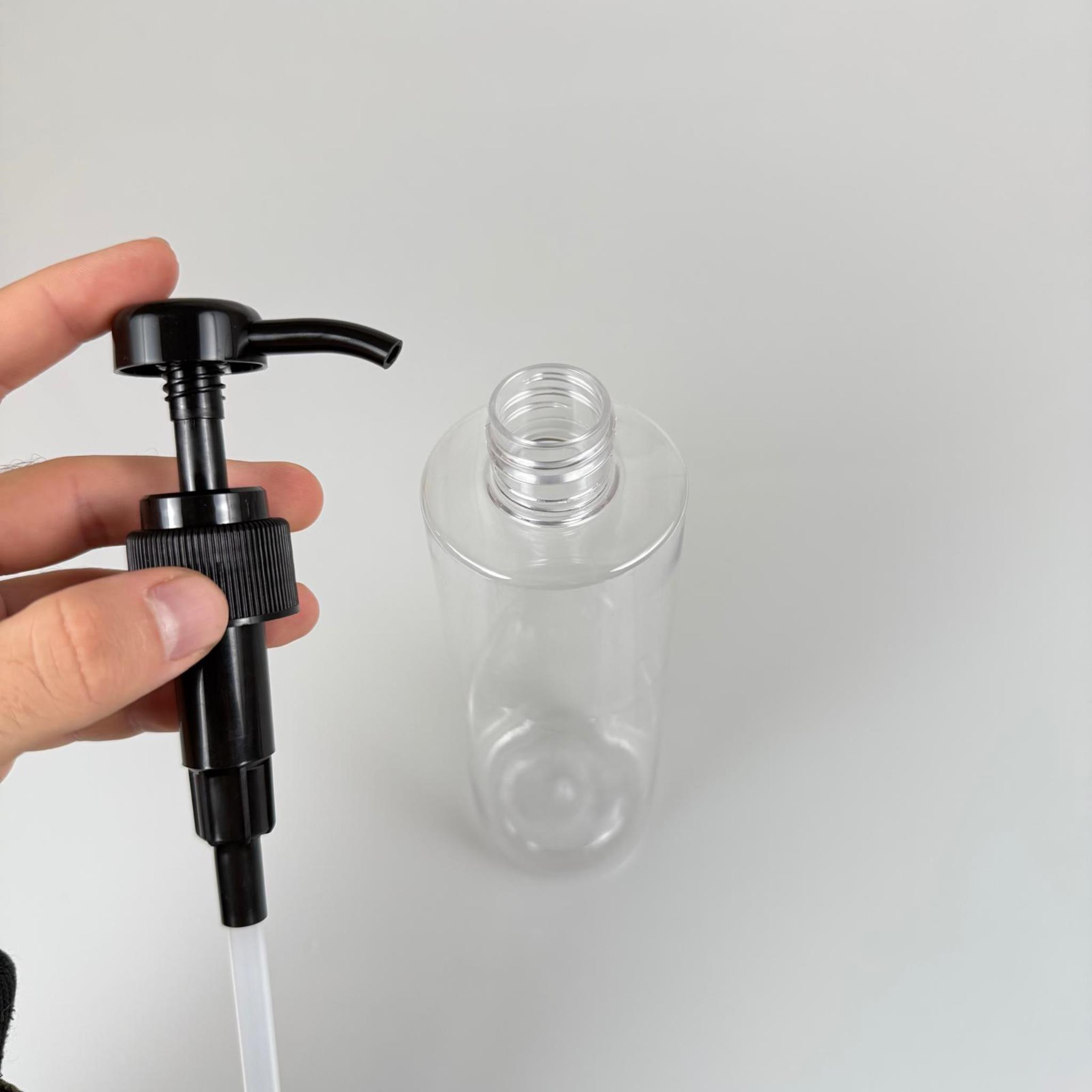 400 CC PET ŞEFFAF SİLİNDİR MODEL ŞİŞE - SİYAH DOZAJ POMPALI (HER BASMADA 4 CC SIVI ATAR) - 400 ML POMPALI ŞİŞE - ŞURUP, ŞAMPUAN, KREM GİBİ YOĞUN KIVAMLI SIVILARDA KULLANILIR