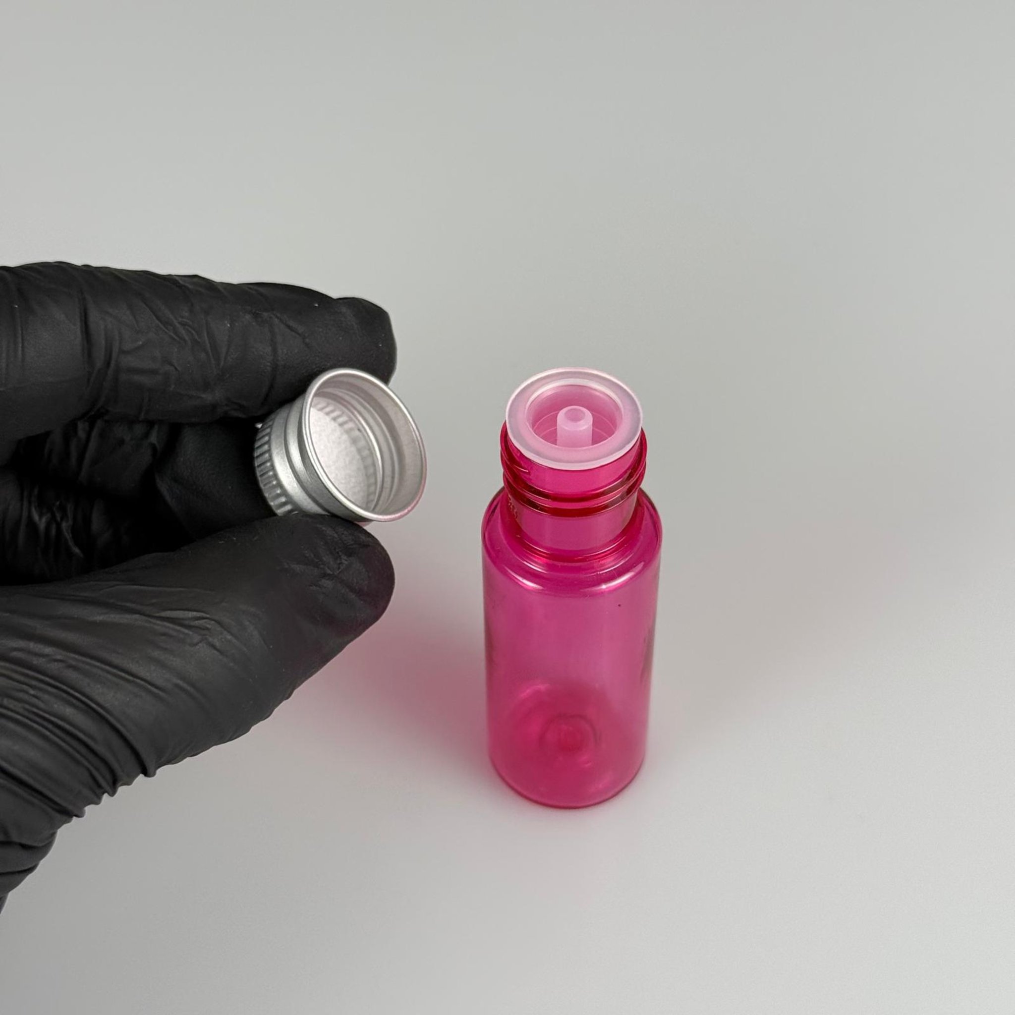 15 CC SİLİNDİR PEMBE PET ŞİŞE + KÖPÜK CONTALI GÜMÜŞ ALÜMİNYUM METAL KAPAKLI + DAMLALIKLI KOLONYA TIPALI TAKIML - 15 ML PEMBE PET ŞİŞE