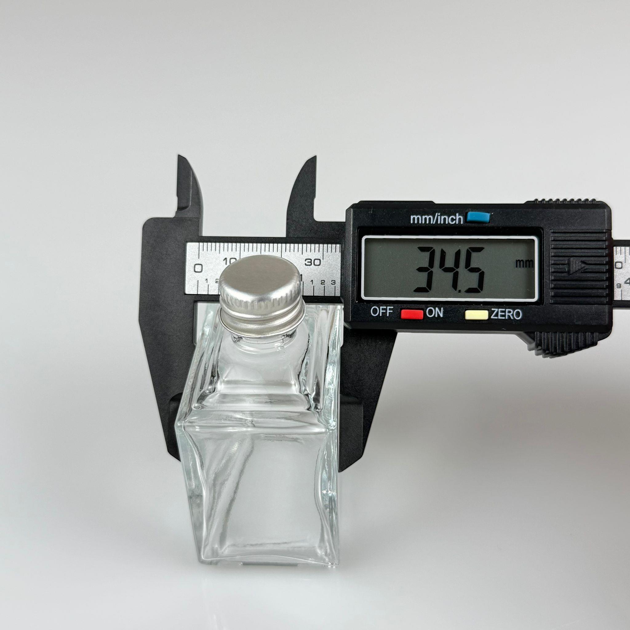 50 CC KÖŞELİ PRİZMA CAM ŞİŞE - GÜMÜŞ METAL KAPAKLI - 50 ML PRESTİJLİ ŞİŞE