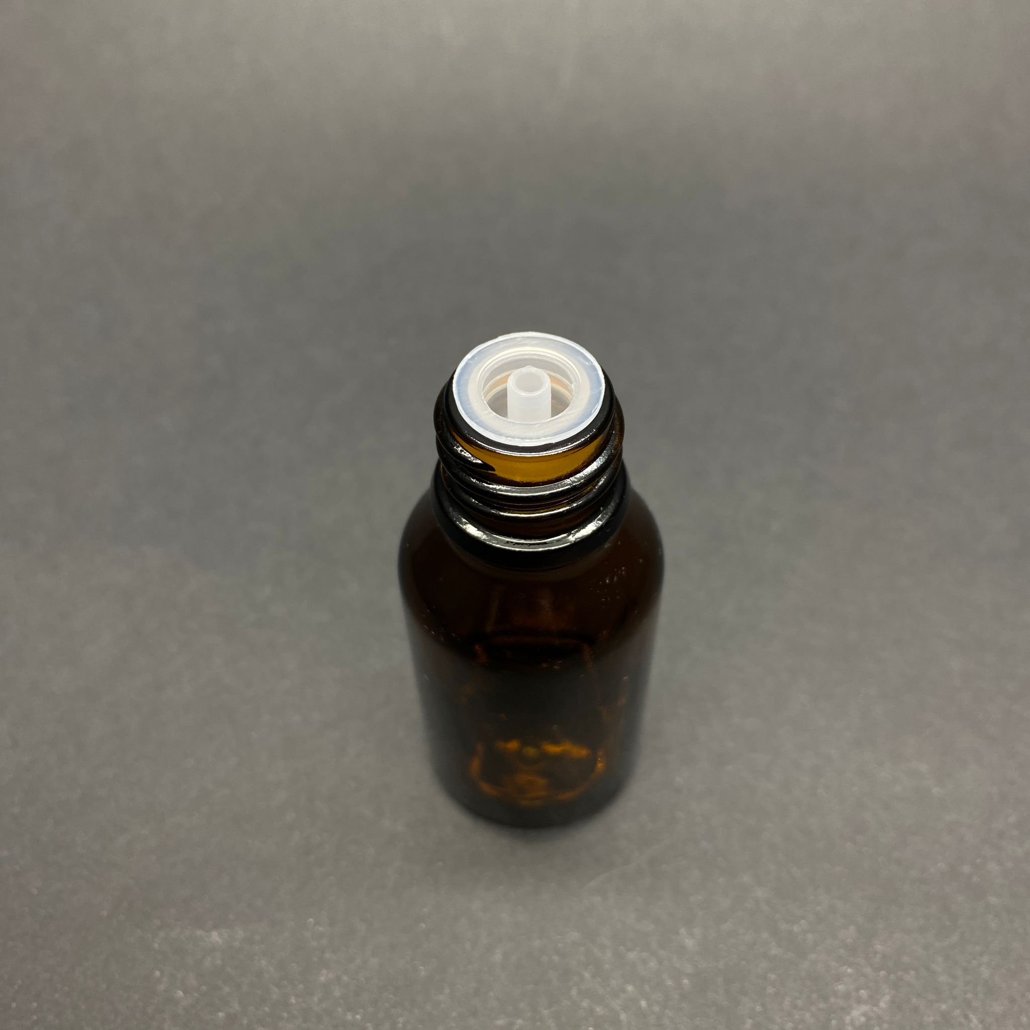 15 CC AMBER İÇTEN DAMLALIKLI (OPSİYONEL DAMLALIK) - BEYAZ KİLİTLİ KAPAKLI CAM ŞİŞE - 15 ML KAHVERENGİ KOLONYA TIPALI CAM ŞİŞE