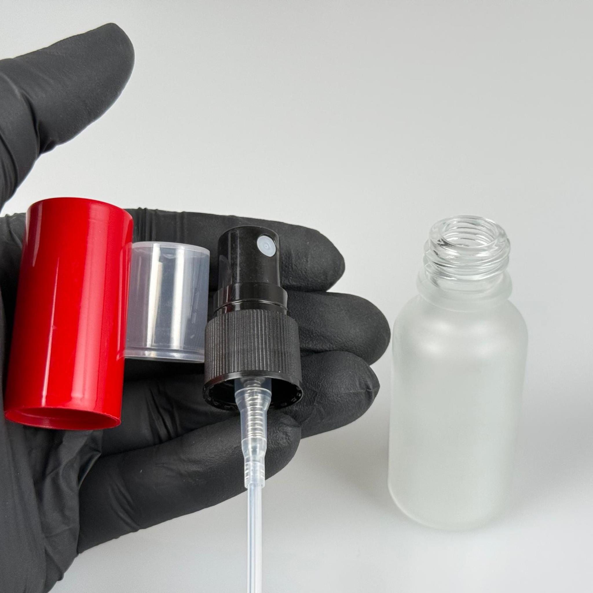 20 CC BUZLU CAM ŞİŞE - KIRMIZI PLASTİK KAPAK - SİYAH SPREYLİ - 20 ML PARFÜM ŞİŞESİ