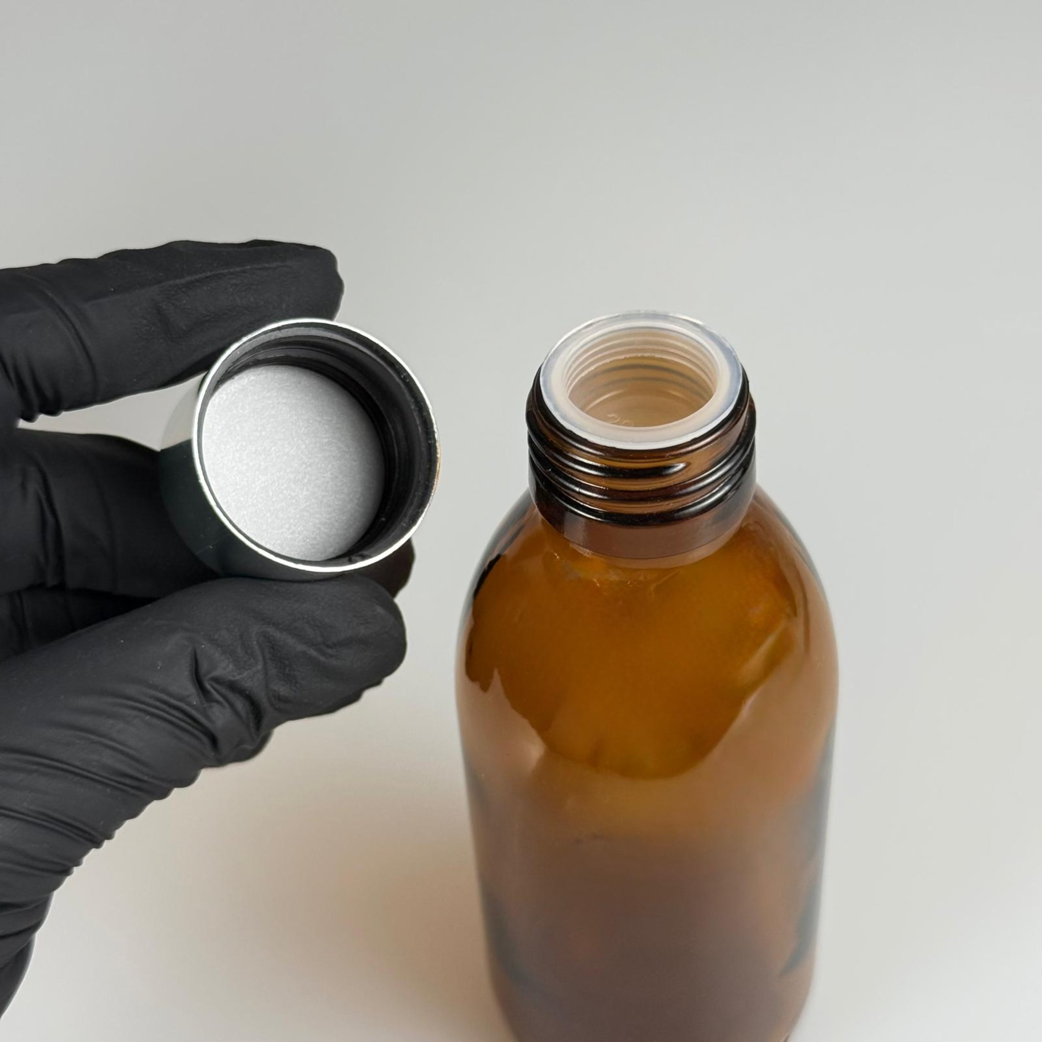 160 CC AMBER CAM ŞİŞE + ALÜMİNYUM KAPLAMALI GÜMÜŞ KAPAKLI + KÖR TIPALI TAKIM -  160 ML KAHVERENGİ CAM ŞİŞE