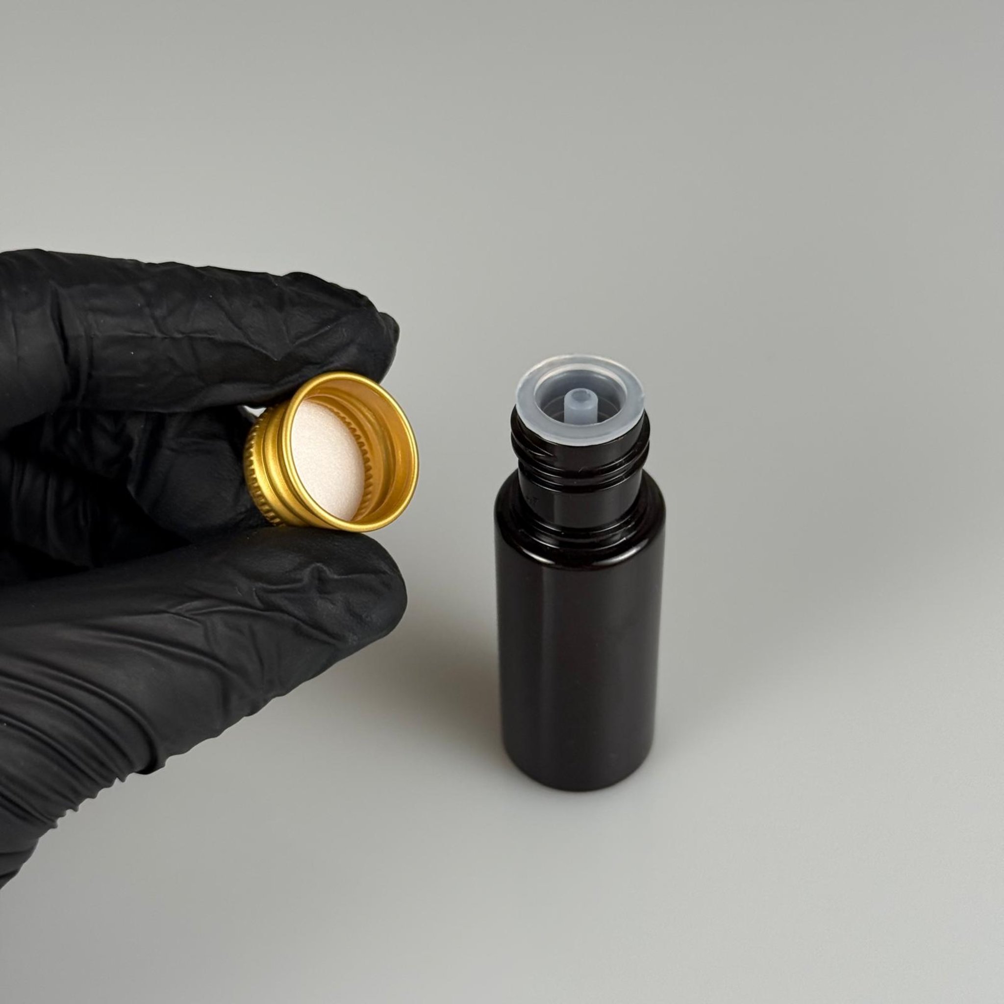 15 CC AMBER SİLİNDİR PET ŞİŞE + KÖPÜK CONTALI GOLD ALÜMİNYUM METAL KAPAKLI + KOLONYA TIPALI TAKIML - 15 ML KAHVERENGİ PET ŞİŞE
