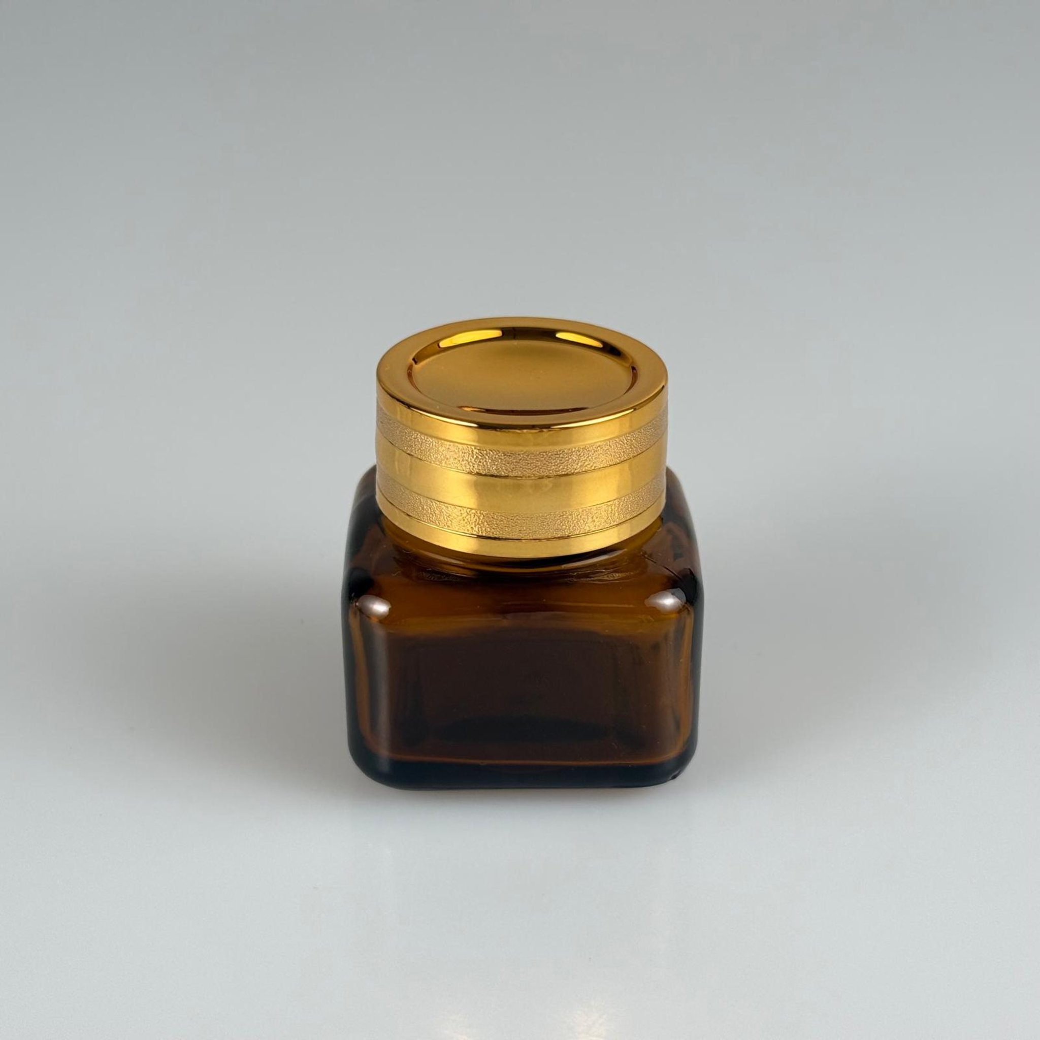 20 CC KARE AMBER CAM KAVANOZ + GOLD İŞLEMELİ KAPAK + CONTA - 20 ML KAHVERENGİ KARE KAVANOZ