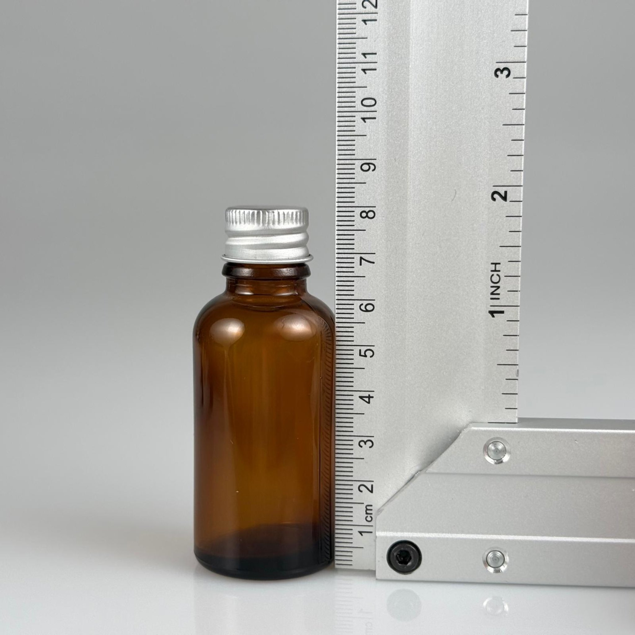30 CC AMBER CAM ŞİŞE + KÖPÜK CONTALI GÜMÜŞ ALÜMİNYUM METAL KAPAKLI + KÖR TIPALI TAKIM - 30 ML KAHVERENGİ CAM ŞİŞE