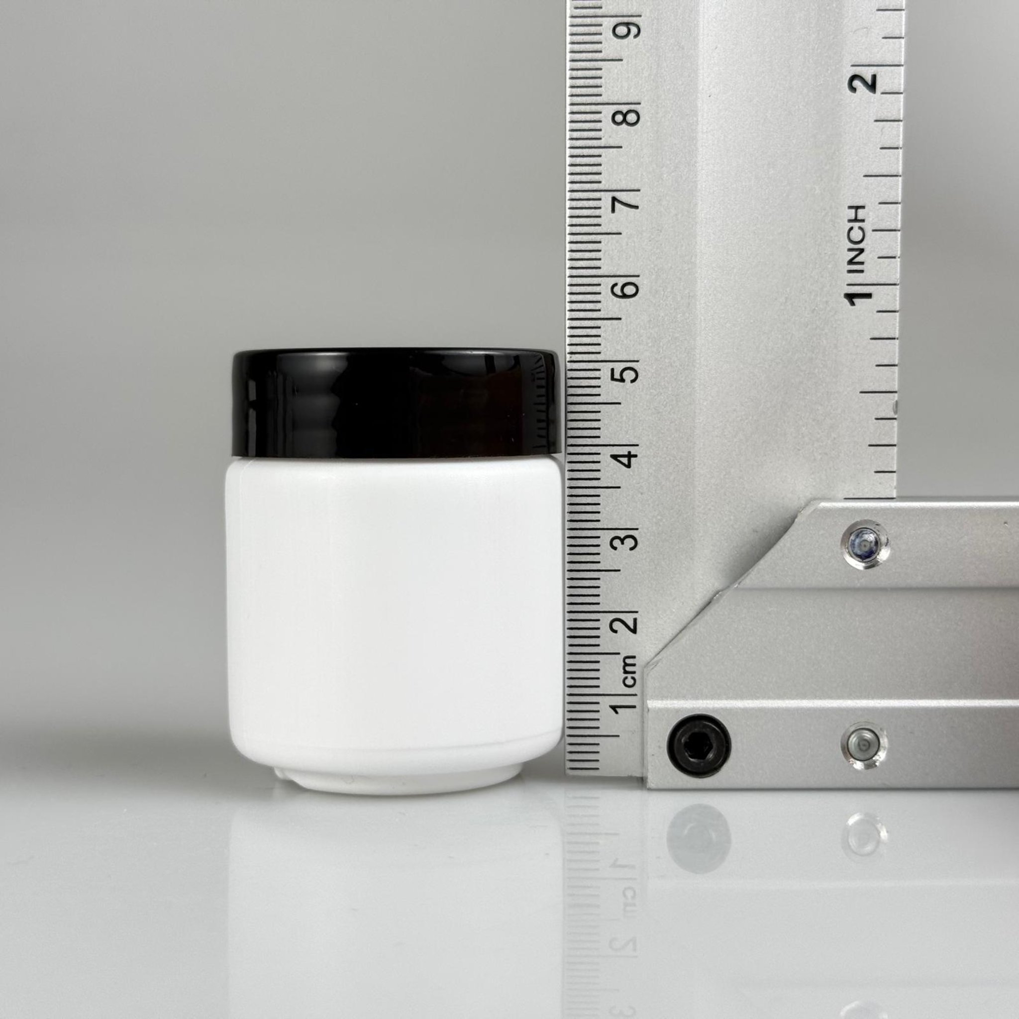 50 CC BEYAZ SERT POLİETİLEN ŞİŞE + SİYAH PLASTİK KAPAKLI + KENDİNDEN YAPIŞKANLI KÖPÜK CONTALI - 50 ML POLİETİLEN ŞİŞE