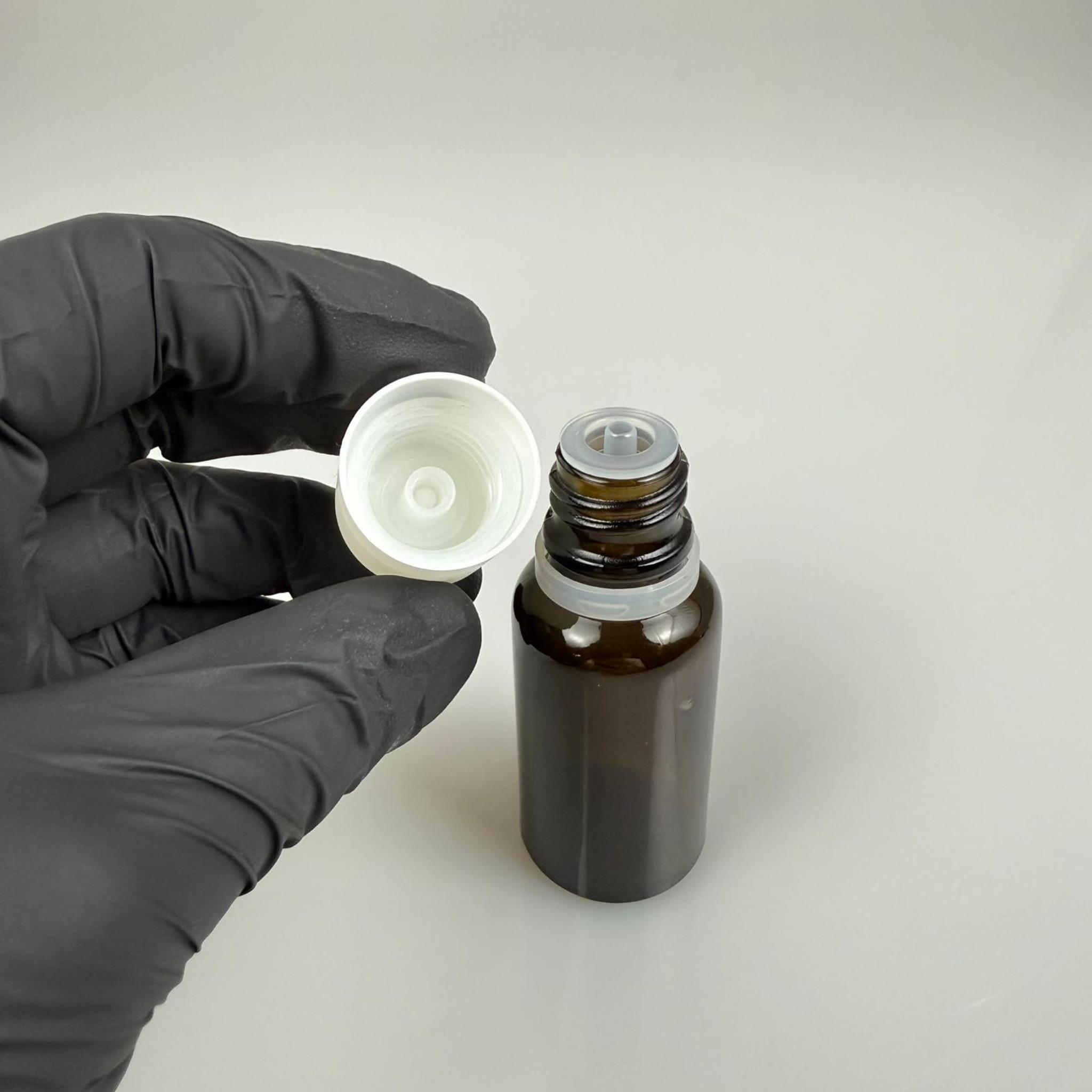 20 CC KOYU AMBER CAM ŞİŞE + İÇTEN DAMLALIKLI ÇOCUK KİLİTLİ BEYAZ KAPAK - KAHVERENGİ 20 ML KİLİT KAPAKLI DAMLATMALI ŞİŞE