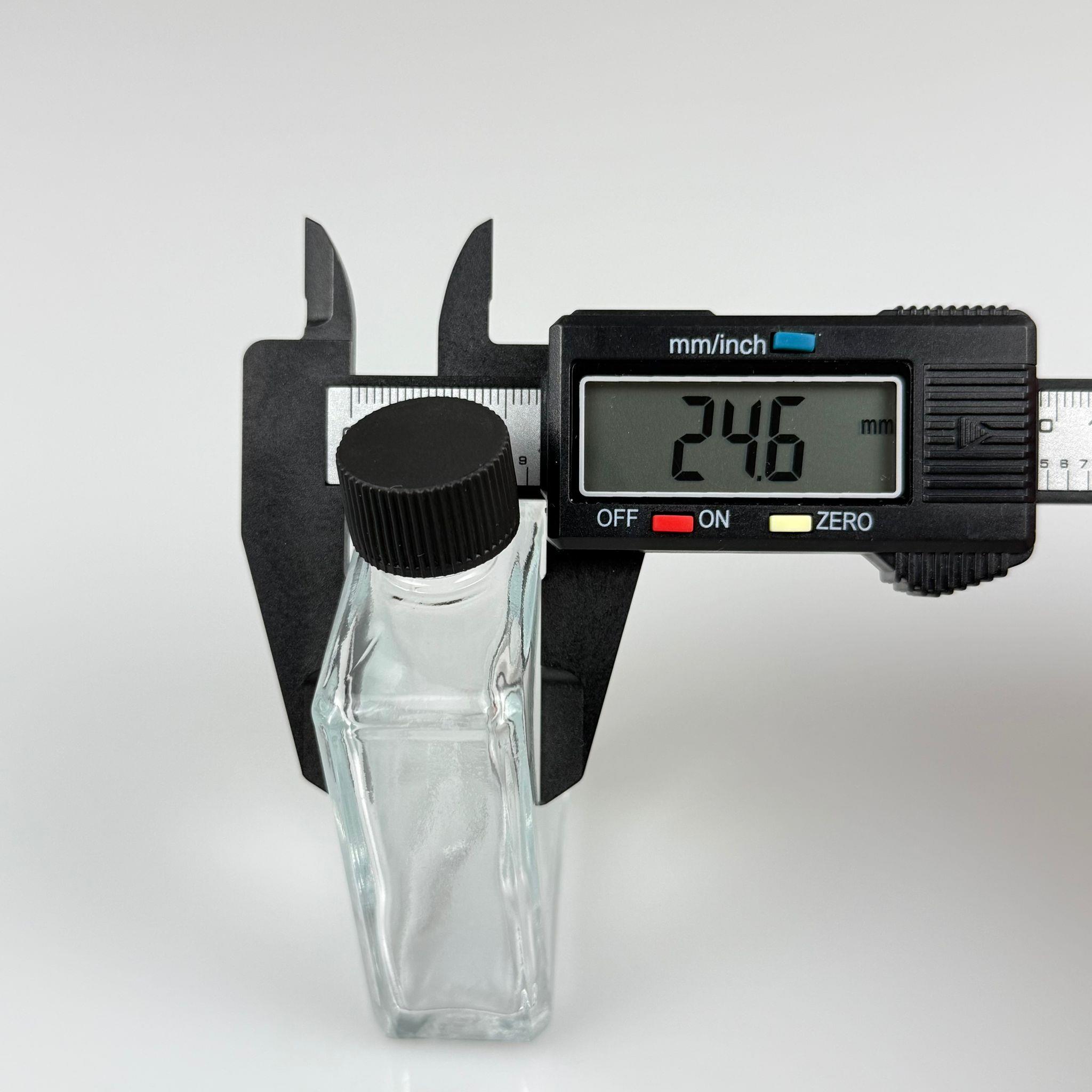 40 CC YASSI DİKDÖRTGEN KÖŞELİ KISA CAM ŞİŞE - SİYAH PLASTİK KAPAKLI - 40 ML PRESTİJLİ ŞİŞE