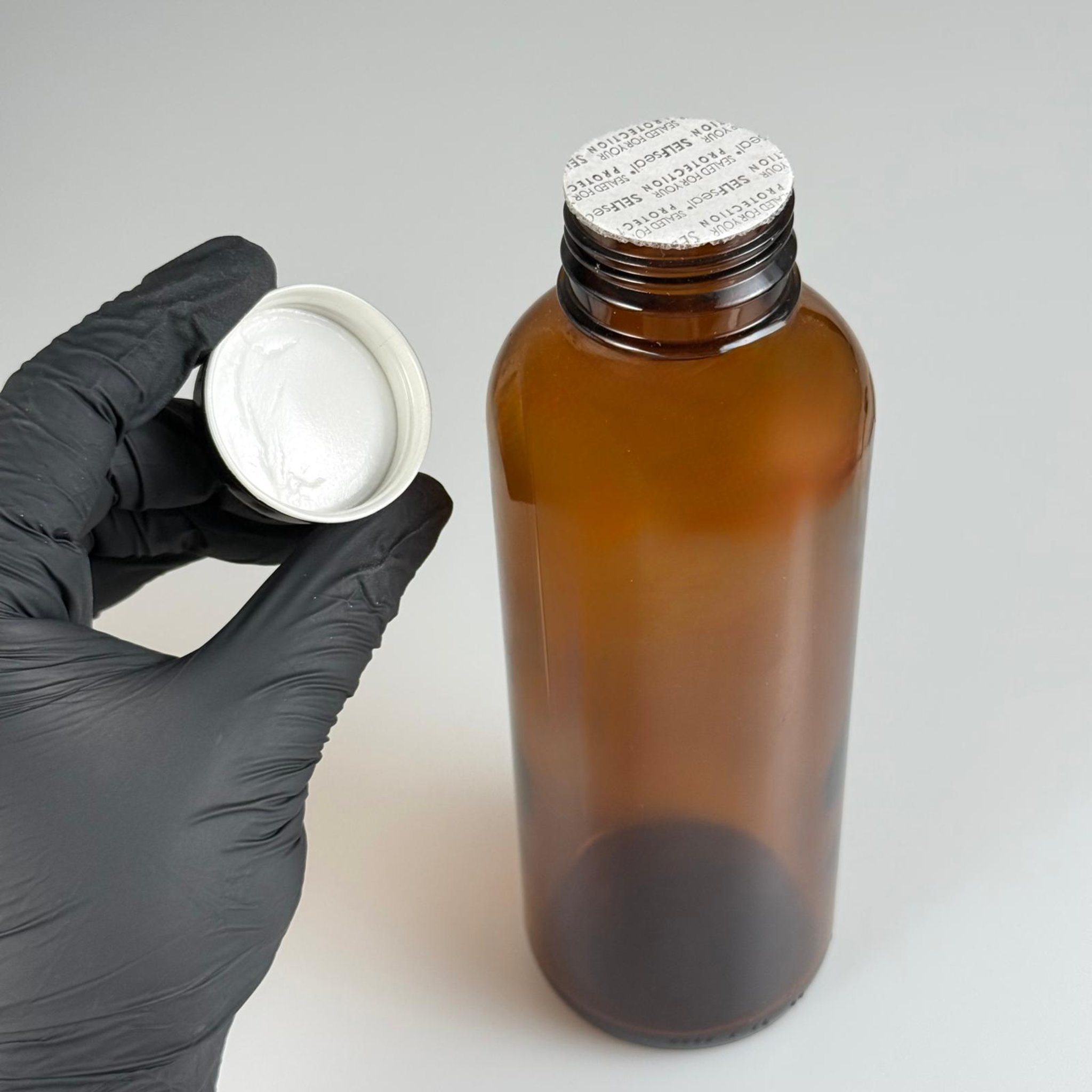 500 CC ENDÜSTRİYEL, KEVITA MODEL GENİŞ AĞIZLI AMBER CAM ŞİŞE - CONTALI SİYAH METAL KAPAKLI + KENDİNDEN YAPIŞKANLI KÖPÜK CONTALI TAKIM - 500 ML CAM KAHVERENGİ ECZA, ZEYTİNYAĞI, ÇEREZ, GRANÜR KAHVE, COLDBREW VB İÇİN ÇOK AMAÇLI CAM ŞİŞELER