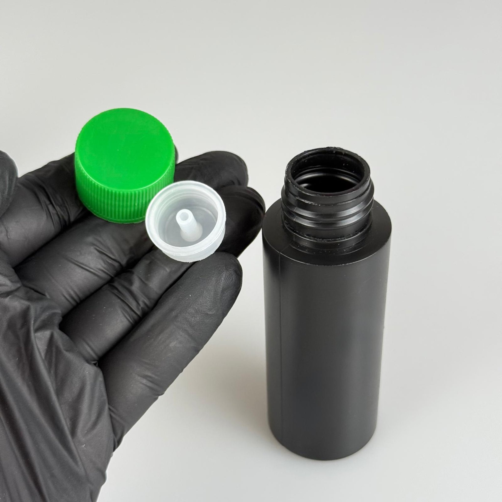 50 CC SİYAH POLİETİLEN PLASTİK ŞİŞE - YEŞİL KAPAKLI  + KOLONYA TIPALI TAKIM - 50 ML KAPAKLI PLASTİK ŞİŞE